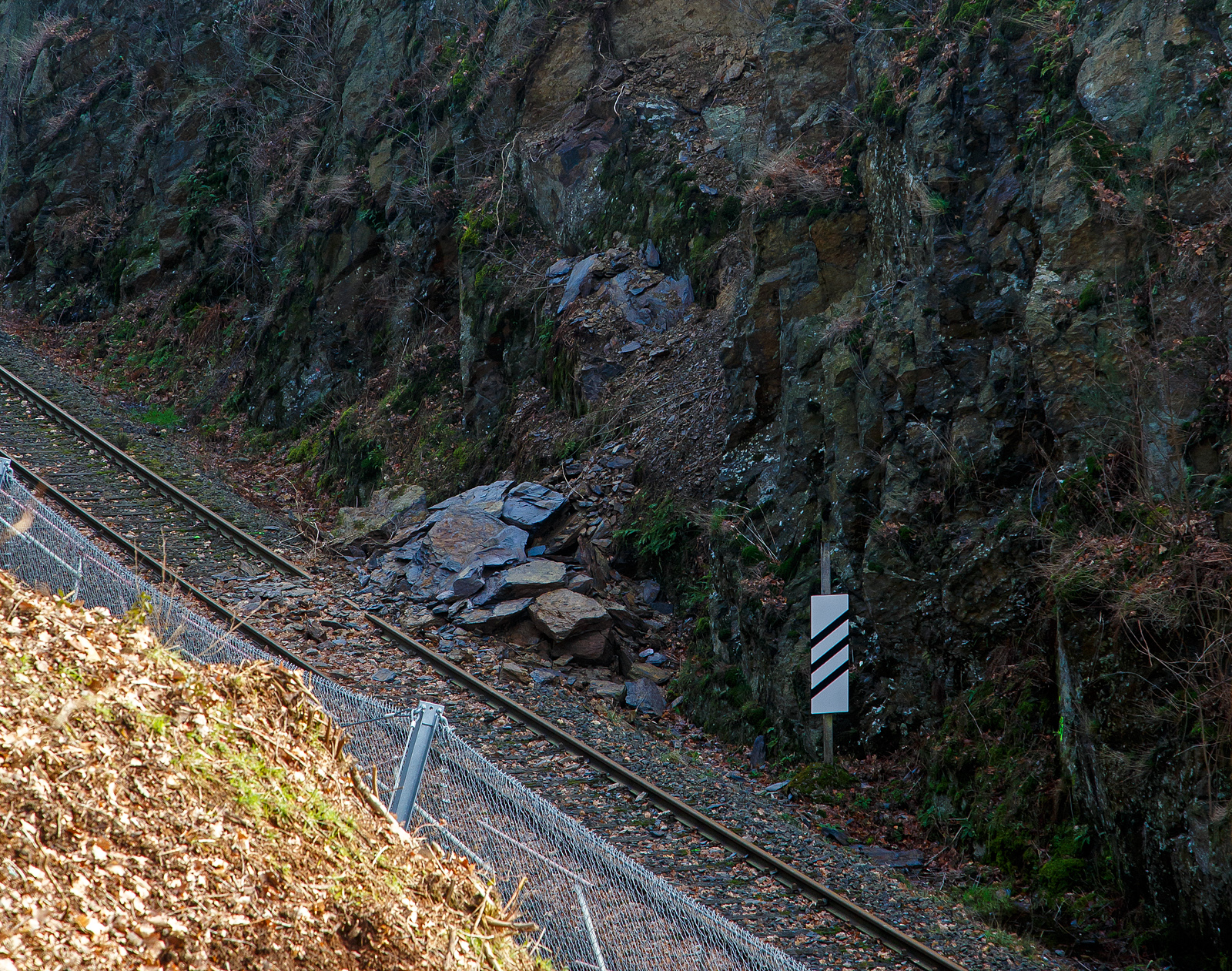 HLB Zug am 23.12.2022 auf der Hellertalbahn entgleist und die Strecke bleibt weiter lange, vermutlich bis Juni 2023, gesperrt...
Hier sieht man (am 06.02.2023) das abgerutschte Felsmaterial welches am 23.12.2022 einen Triebwagen der RB 96 „Hellertalbahn“, den HLB VT 507, zur Entgleisung brachte. Verletzt wurde zum Glück niemand.
