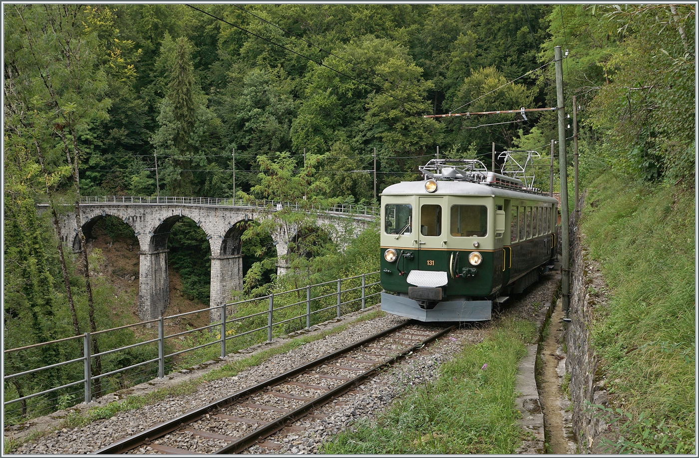 Il était une fois... les années 40 / Es war einmal: die 40er Jahre - Zu Gast war der zum Thema perfekt passende GFM Ce 4/4 131 von GFM Historique. Der Ce 4/4 131 hat den Bye de Clarens Viadukt verlassen und fährt nun die kräftige Steigung Richtung Chamby hoch. 

9. September 2022