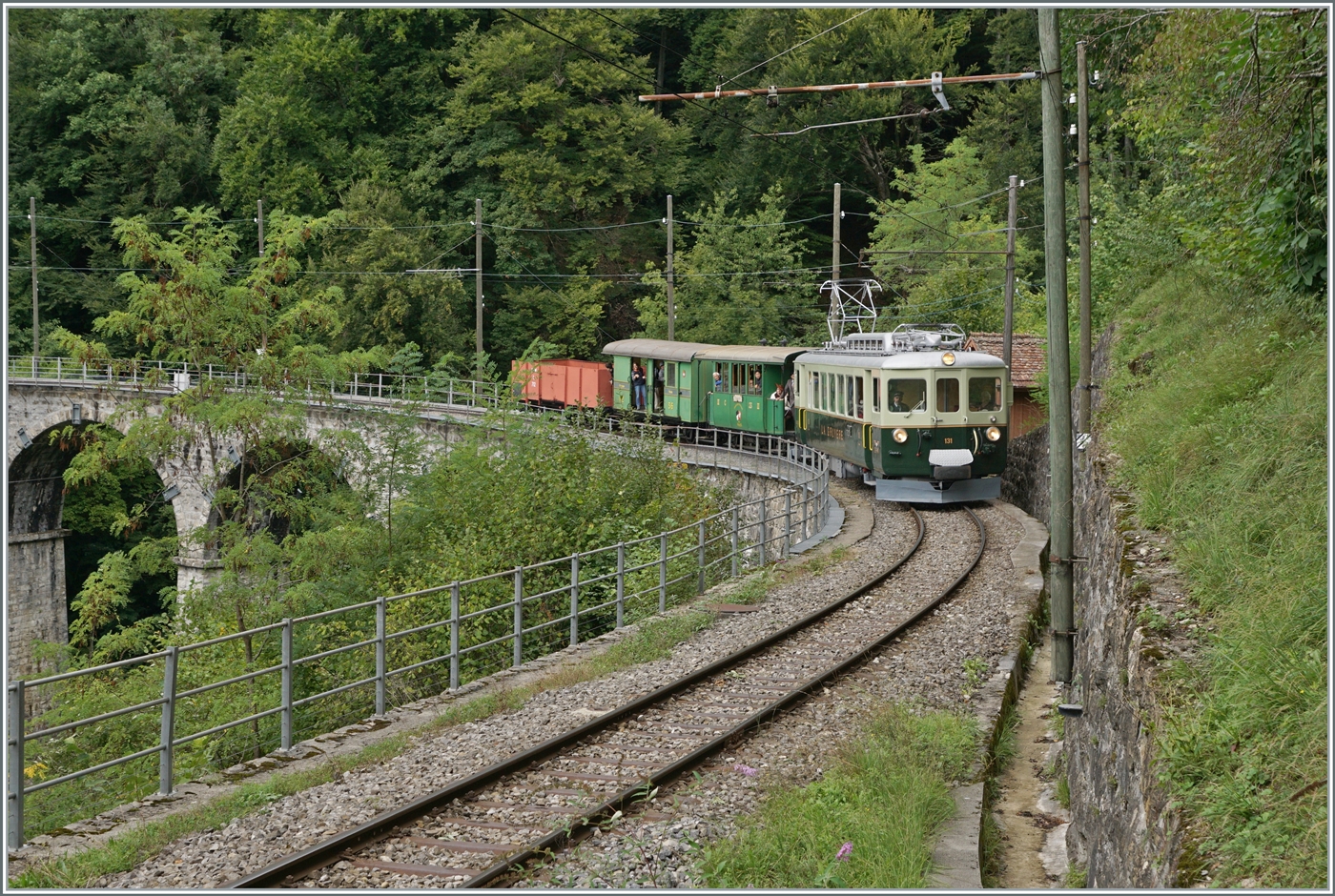 Il était une fois... les années 40 / Es war einmal: die 40er Jahre - Zu Gast war der zum Thema perfekt passende GFM Ce 4/4 131 von GFM Historique. Der Ce 4/4 131 fährt mit einer passenden Garnitur über den Baye de Clarens Viadukt in Richtung Chamby.

9. September 2022