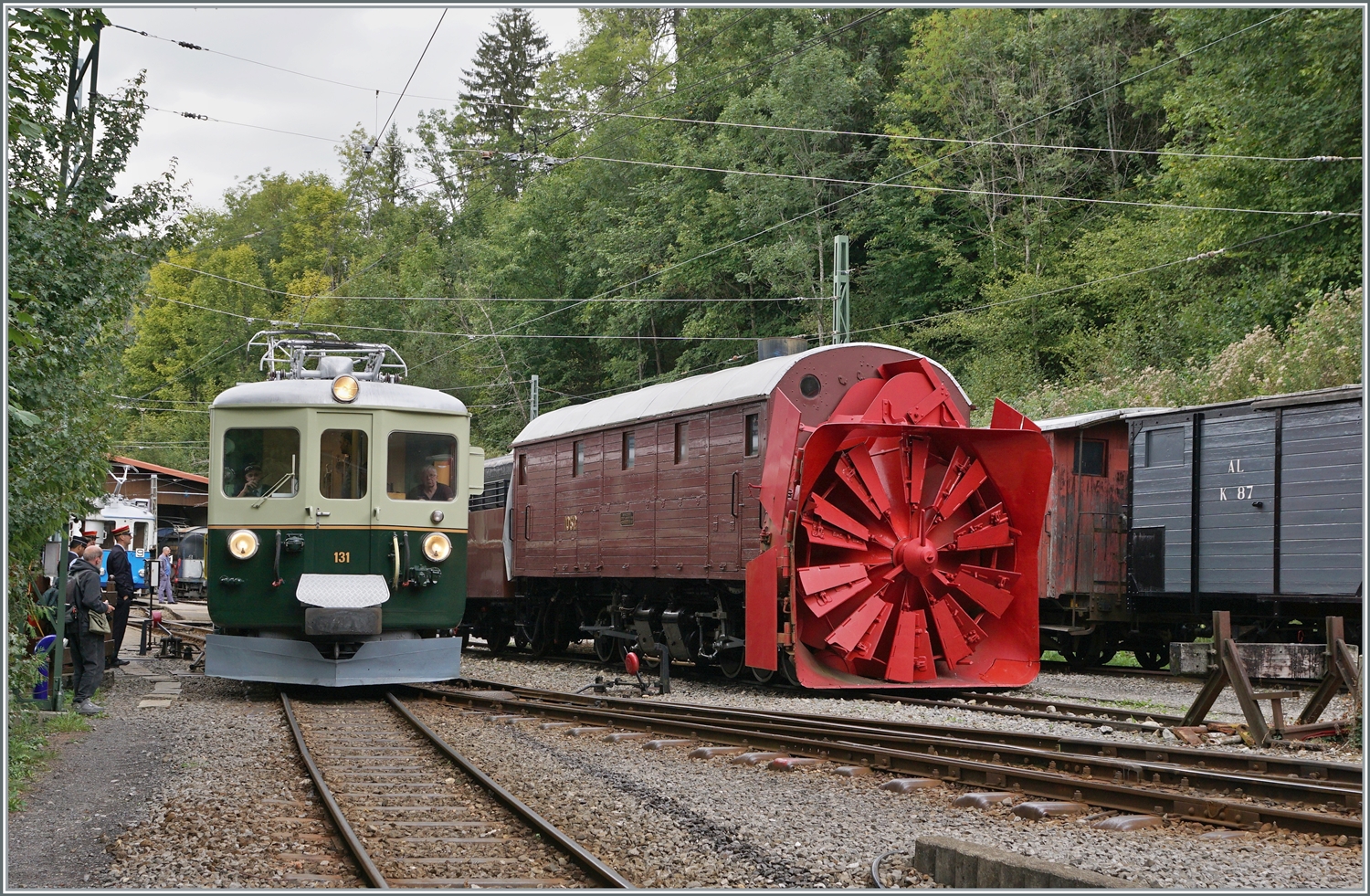 Il était une fois... les années 40 / Es war einmal: die 40er Jahre - Zu Gast war der zum Thema perfekt passende GFM Ce 4/4 131 von GFM Historique. Der Ce 4/4 131 zeigt sich hier neben der RhB Xrot d 1056 und einem A-L Güterwagen im Hintergrund in Chaulin. 

10. Sept. 2022