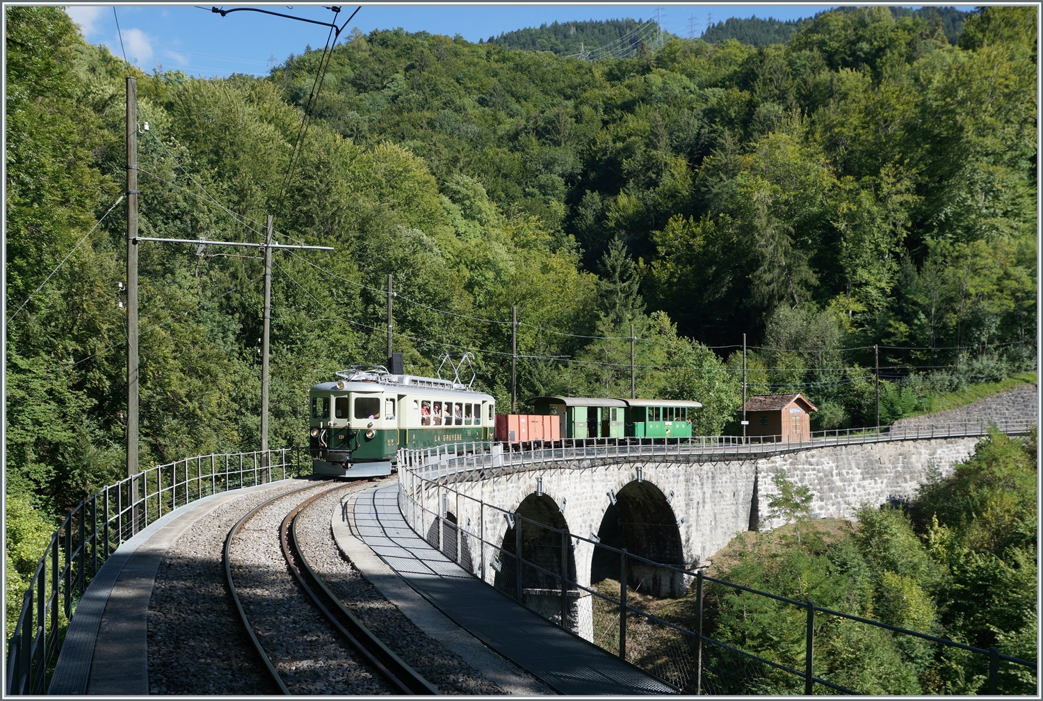 Il était une fois... les années 40 / Es war einmal: die 40er Jahre -  Zu Gast war der zum Thema perfekt passende GFM Ce 4/4 131 von GFM Historique. Und so geht der Blick zurück auf den Ce 4/4 131 welcher mit einem GmP den Baye de Clarens Viadukt in Richtung Blonay überquert.

11. Sept. 2022 