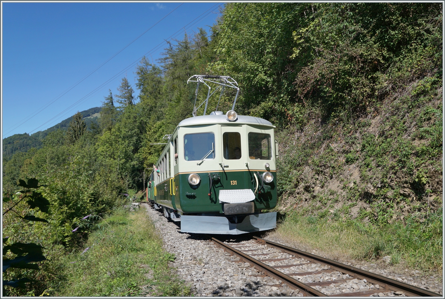  Il était une fois... les années 40 / Es war einmal: die 40er Jahre  - Der GFM Historique Ce 4/4 131 (Baujahr 1943) erreicht auf der Fahrt von Blonay nach Chaulin in Kürze Chamby. 

11. Sept. 2022 