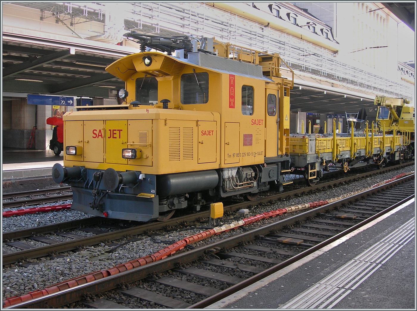 Im Dieselmodus rangiert der Sajet Tem 97 850 225 183-5 CH-SAJET mit einem Bauzug in Lausanne. 

4. März 2025 