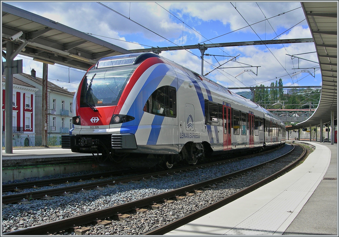 Im Gegensatz zu den andern Léman Express Stecken RL1 Coppet - Evain, RL2 Coppet - Annecy, RL3 Coppet St-Gerais, RL4 Coppet- Annemasse und RL5 Genève - La Plaine verkehrt der Léman Express der Linie RL6 nur zu den Hautverkehrszeiten. Der SBB LEX RABe 522 226 wartet als RL6 96749 in Bellegarde-sur-Valserine auf die Abfahrt nach Genève.

26. August 2024