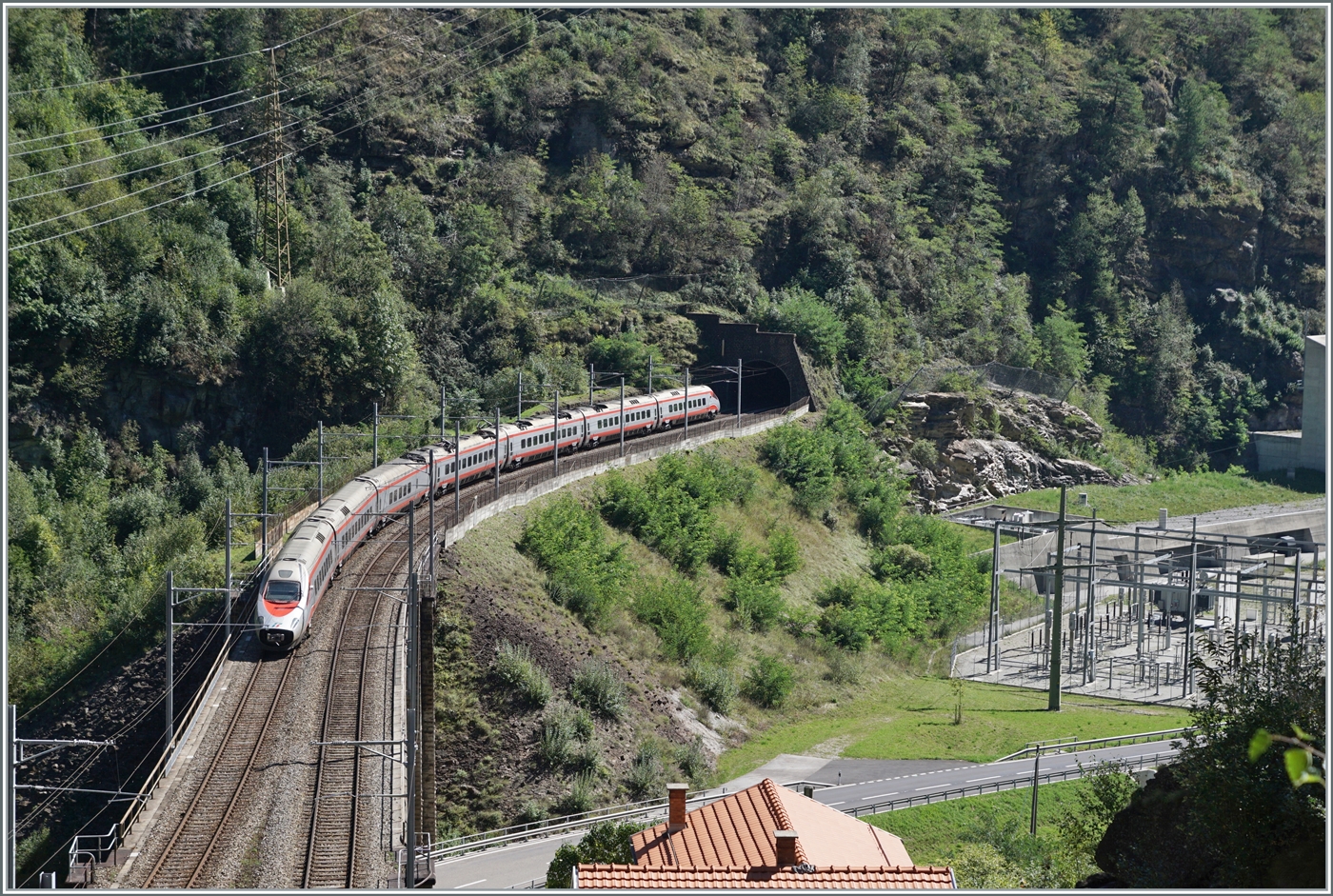 Im Juli 2016 fand ich diese Fotostelle nördlich von Faido, etwas oberhalb des Broscerinatunnel mit Blick auf die 103 Meter lange Polmengobrücke, welche hier den Fluss Ticino überbrückt. Doch die Freude werte nicht lange, die Eröffnung des Gotthard Bassis Tunnels stand bevor und doch für einen  mickerigen , nur stündlich verkehrenden TILO Flirt war mir die Reise zu lange. Doch mit der bedauerlichen Entgleisung einiger Gütewagen wenige Kilometer von hier, aber tief unter dem Berg beginnt der der Verkehr über die  Panorama -Strecke für eine paar Wochen wieder aufzuleben und ich fuhr nach Faido: Auf auf dem Bild ist ein FS Trenitalia ETR 610 zu sehen, der nach Milano unterwegs ist. 

4. Sept. 2023