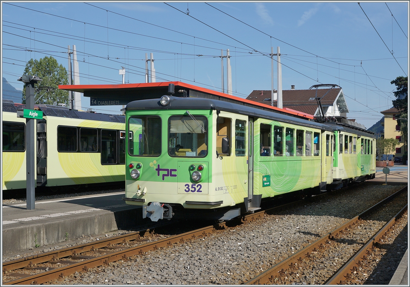 In Aigle steht der TPC A-L Bt 362 mit dem Triebwagen BDeh 4/4 301. 

27. Juli 2024