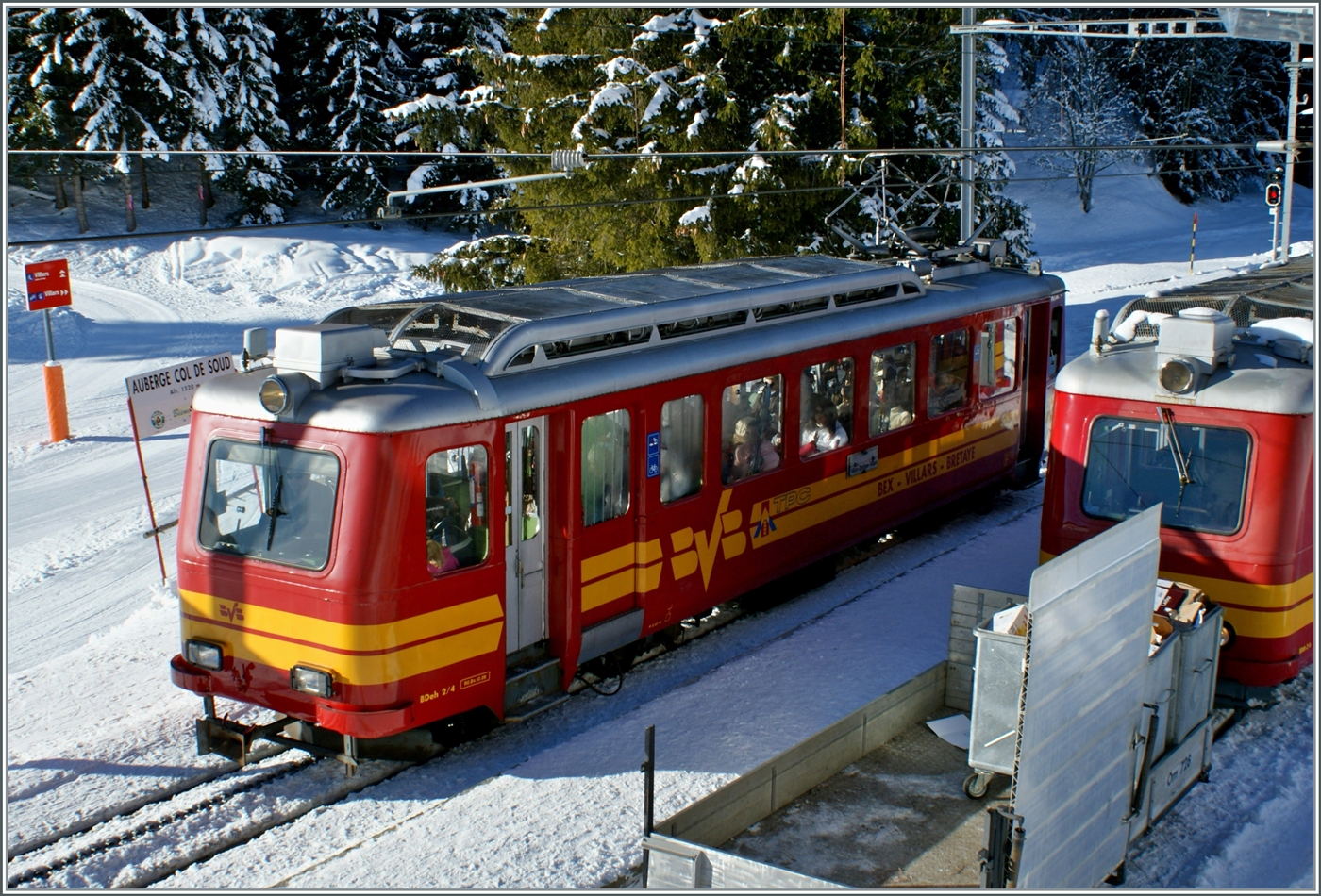 In Col de Soud begegnen sich die beiden BVB BDeh 2/4 25 (angeschnitten) und BDeh 2/4 24, erkennbar an den eckigen Frontlampen.

8. Feb. 2010