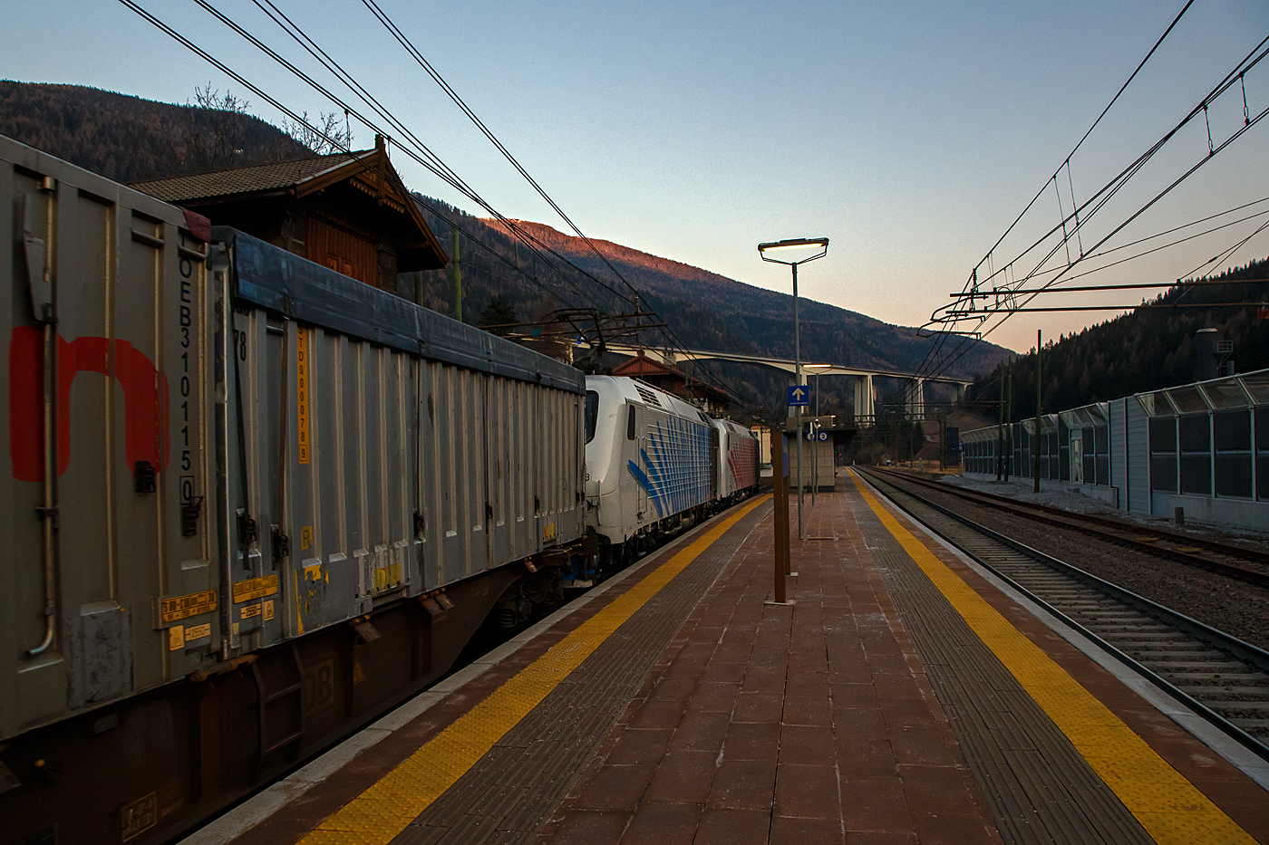 In Doppeltraktion fahren die beiden Rail Traction Company (RTC) EU43 – 004 (91 83 2043 004-7 I-RTC) und die EU43 – 008 (91 83 2043 008-8 I-RTC), vom Brenner kommend am 26.03.2022 mit einem KLV-Zug durch den Bahnhof Gossensaß/Colle Isarco in Richtung Verona. 