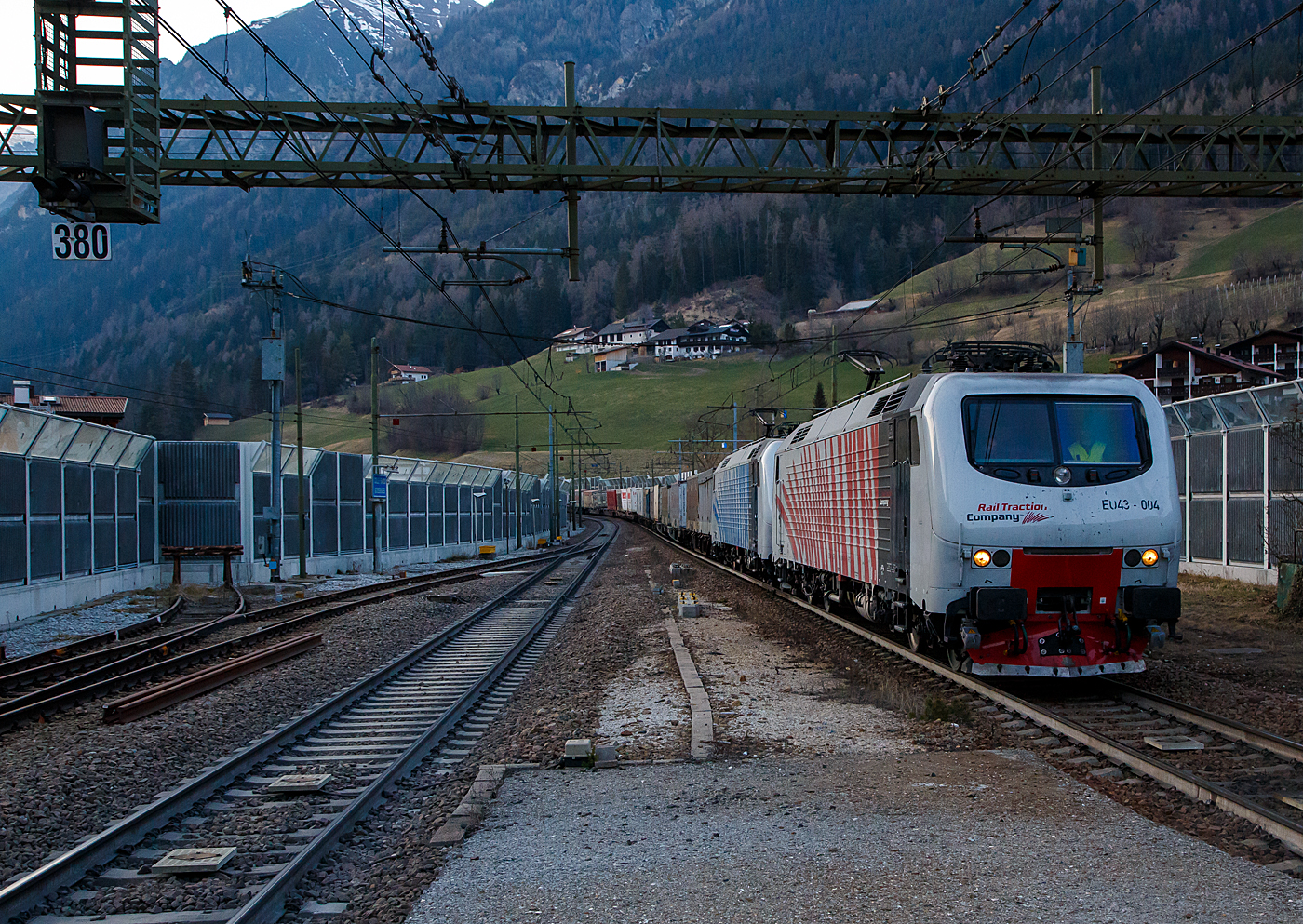 In Doppeltraktion fahren die beiden Rail Traction Company (RTC) EU43 – 004 (91 83 2043 004-7 I-RTC) und die EU43 – 008 (91 83 2043 008-8 I-RTC), vom Brenner kommend am 26.03.2022 mit einem KLV-Zug durch den Bahnhof Gossensaß/Colle Isarco in Richtung Verona. Nochmal einen lieben Gruß an den netten Lokführer zurück, der mich mit Dreilicht grüßte. 

Die Loks wurden 2001 bzw. 2002 von Bombardier unter den Fabriknummer 112E 04 bzw. 112E 08 gebaut und waren eigentlich für die Lieferung (8 Stück) an die polnische PKP - Polskie Koleje Państwowe vorgesehen, der Verkauf scheitere aus finanziellen Gründen seitens der PKP. Die 8 polnischen Loks sind danach an die italienische Privatbahngesellschaft RTC (Rail Traction Company) verkauft worden, die polnische Bezeichnung EU43 wurde später an Lokomotiven der TRAXX-Variante MS2 vergeben.

Die Loks der Baureihe EU43 vom Typ Bombardier 112E sind ähnlich denen der ab 1996 vom damaligen Hersteller ABB Tecnomasio in Vado Ligure (Italien) gebauten 20 Brennerloks der FS Baureihe E.412 (Adtranz 112E). Ursprünglich war für beide Baureihen auch eine Zulassung für Österreich und Deutschland vorgesehen. Die ÖBB hatte zunächst die Zulassung verweigert und erst 2006 erteilt.

Geschichte:
Im Jahr 1993 gaben die FS im Zuge der wachsenden internationalen Aktivitäten der europäischen Bahngesellschaften Mehrsystemlokomotiven in Auftrag, die sowohl im italienischen 3-kV-Gleichstromnetz als auch im Süden von Frankreich (1,5 kV =) und insbesondere für den Brennerverkehr auch im österreichischen und deutschen Netz (15 kV, 16,7 Hz) einsetzbar sein sollte. Die Lokomotiven sollten sowohl für schnelle EuroCity-Züge als auch für den Güterverkehr einsetzbar sein. Die vier Prototyp-Lokomotiven wurden ab 1996 vom damaligen Hersteller ABB Tecnomasio (heute Alstom) in Vado Ligure, Italien, gebaut. Dieses Werk produziert nahezu ausschließlich für den italienischen Markt. 

Technik:
Die Lokomotiven laufen auf Drehgestellen mit Integriertem Gesamtantrieb (IGA), der auch bei den Lokomotiven der DB-Baureihe 101 und den italienischen E405 vorhanden ist, die Stromrichter ähneln denen der SBB Re 460. Für den Antrieb werden Doppelsternmotoren verwendet, was Drehstrom-Asynchronmotoren mit zwei Wicklungssystemen in Sternschaltung im selben Gehäuse sind – eine eher unübliche Schaltung.

Der geschweißte Wagenkasten in Stahlleichtbaukonstruktion stützt sich über Flexicoil-Schraubenfedern auf die Drehgestelle ab. Die Seitenwände aus Aluminium sind zur Erhöhung der Steifigkeit gesickt. Der estergekühlte Transformator ist wie bei Neubaulokomotiven üblich unterflur angeordnet. Die Lokomotive ist mit Gruppenantrieb ausgeführt, wobei eine Antriebsgruppe aus einer Achse aus dem Drehgestell 1 und einer aus dem Drehgestell 2 besteht, eine ebenfalls unübliche Anordnung.

Die Lokomotiven verfügt über eine elektrische Nutzbremse. Es sind zwei Einholmstromabnehmer der Bauart WBL 85 vorhanden, je einer für Gleichspannung (Führerstand A, italienische Palette) und Wechselspannung (Führerstand B, deutsch-österreichische Palette).

In der Lokomotive sind zwei Stromrichter angeordnet. Unter Wechselstromsystemen wird die sekundärseitige Spannung des Haupttransformators in einem Vierquadrantensteller (4QS) in eine Gleichspannung umgewandelt, welche in einen Gleichstromzwischenkreis eingespeist wird. Unter den Gleichstromsystemen erfolgt die Speisung des Zwischenkreises direkt aus der Fahrleitung.

Die Pulswechselrichter wandeln den Gleichstrom des Zwischenkreises in Dreiphasenwechselstrom zur Speisung der Fahrmotoren um. Im Gleichstromnetz sind zwei Pulswechselrichter in Serie geschaltet, die je ein Wicklungssystem der Fahrmotoren mit Strom versorgen, im Wechselstromsystem wird nur ein Pulswechselrichter benötigt, der die beiden parallel geschalteten Wicklungssysteme der Fahrmotoren mit Spannung versorgt.

Die Steuerung der Antriebe erfolgt durch ein rechnerunterstütztes Betriebssystem. Die Lokomotiven sind mit 18-poligen IS-Steckdosen für die UIC-Leitung, einer Vielfachsteuerung und einer Speiseeinrichtung der Zugsammelschiene für Reisezüge ausgerüstet. Lauftechnisch sind die Lokomotiven für eine Geschwindigkeit von 220 km/h ausgelegt, jedoch in Italien nur für 200 km/h zugelassen. Ausgerüstet wurden sie mit Fahrzeugeinrichtungen der Zugbeeinflussungen RS4 Codici (Italien) sowie punkt- und linienförmiger Zugbeeinflussung (Österreich und Deutschland). Von einem Einsatz in Frankreich wurde abgesehen.

TECHNISCHE DATEN:
Spurweite:  1.435 mm (Normalspur)
Achsformel: Bo'Bo'
Länge: 19.400 mm
Drehzapfenabstand: 11.400mm
Achsabstand im Drehgestell: 2.650 mm
Dienstgewicht: 88 t
Höchstgeschwindigkeit: 150 km/h Italien / 140 km/h Deutschland / 120 km/h Österreich
Dauerleistung: 5.600 kW (15 kV AC) / 5.400 kW (3 kV DC) / 2.700 kW (1,5 kV DC)
Anfahrzugkraft: 280 kN
Stromsysteme: 15 kV, 16,7 Hz AC, 3.000 V DC und 1.500 V DC 
Anzahl der Fahrmotoren:  4× IGA-Drehstrom-Asynchronmotoren
Bremse: Druckluftbremse, el. Nutzbremse
Zugbeeinflussung: RS 4 Codici, PZB, LZB
