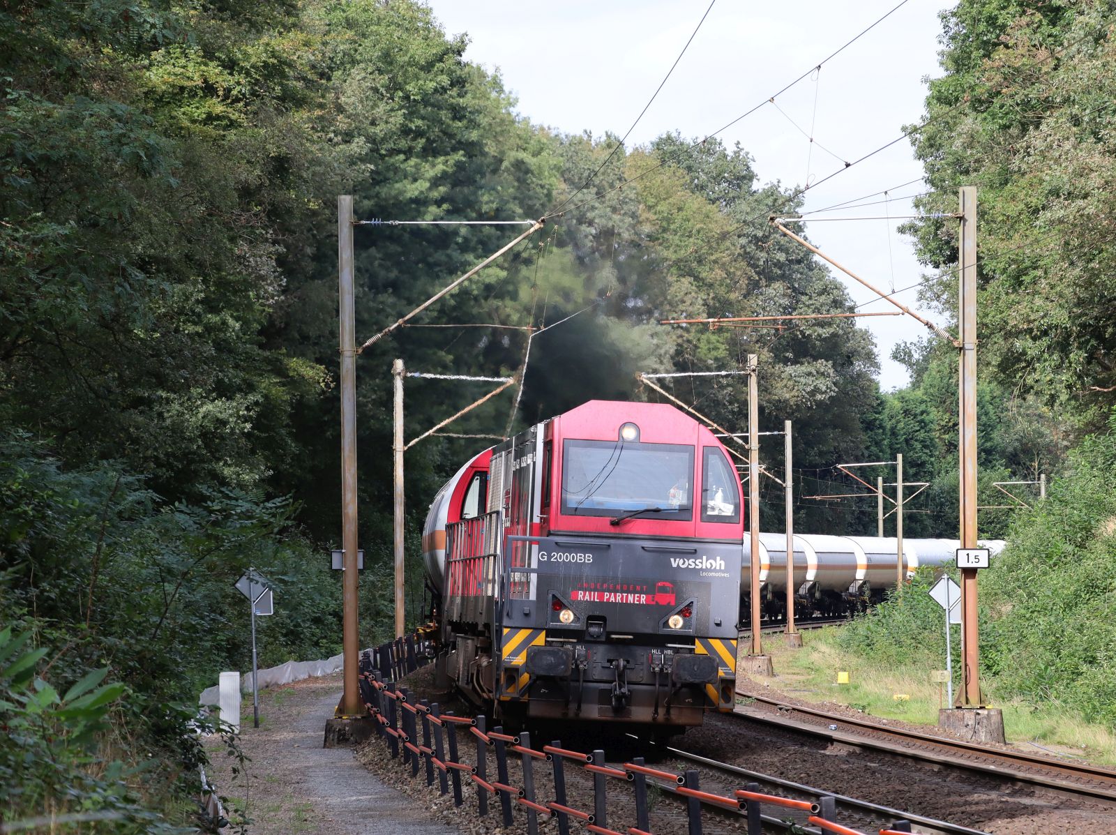 Independent Rail Partner Vossloh G 2000 BB diesellokomotive 2105 (92 80 1273 106-5 D-ATLU) Bahn�bergang Bovenste Molenweg, Venlo 28-09-2023.


Independent Rail Partner Vossloh G 2000 BB diesellocomotief 2105 (92 80 1273 106-5 D-ATLU) overweg Bovenste Molenweg, Venlo 28-09-2023.