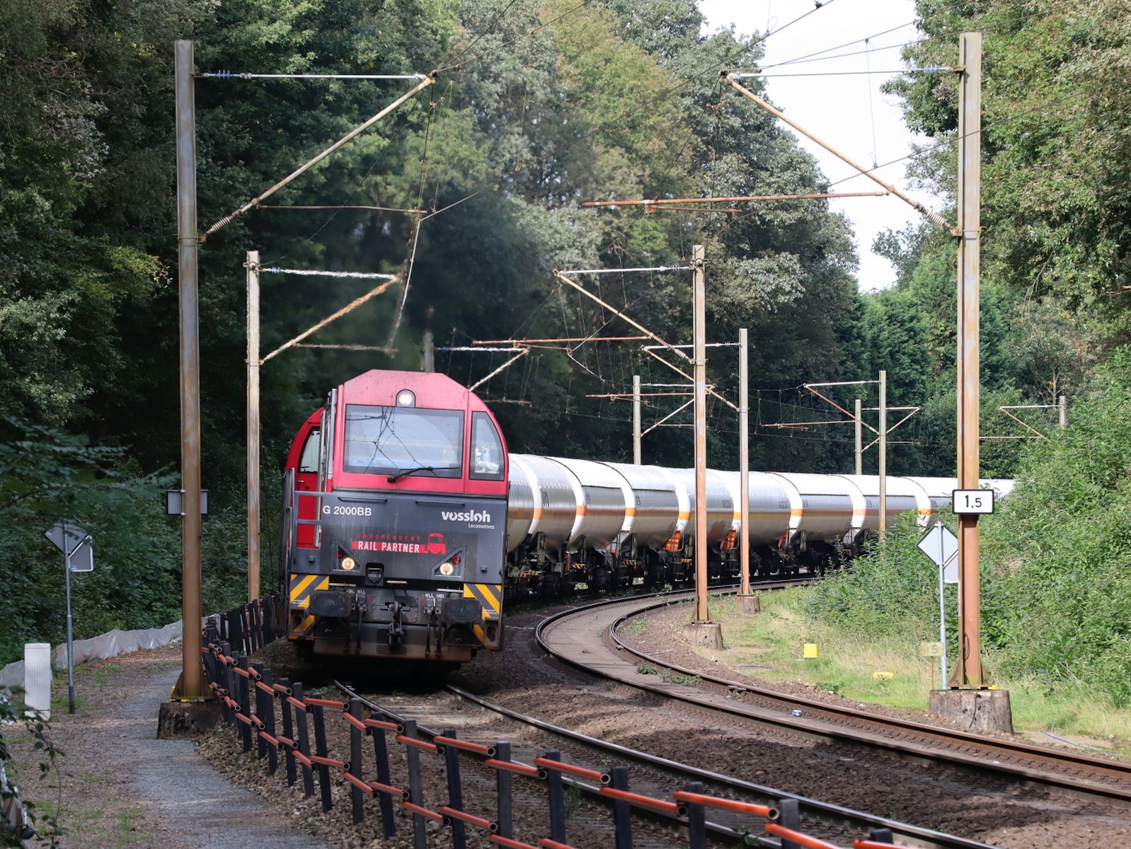 Independent Rail Partner Vossloh G 2000 BB diesellokomotive 2105 (92 80 1273 106-5 D-ATLU) Bahn�bergang Bovenste Molenweg, Venlo 28-09-2023.


Independent Rail Partner Vossloh G 2000 BB diesellocomotief 2105 (92 80 1273 106-5 D-ATLU) overweg Bovenste Molenweg, Venlo 28-09-2023.