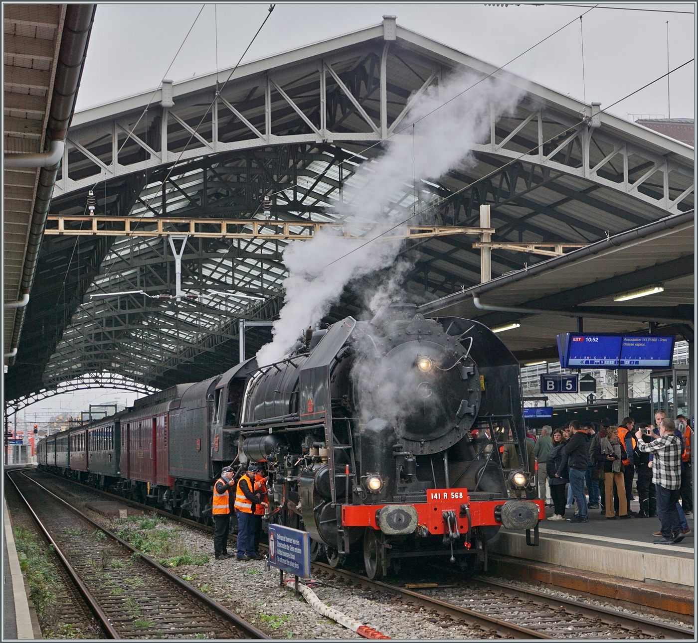 Kaum in Lausanne angekommen, versammelt sich die Mannschaft der Meister um ihre Lok, um sofort kleine Blessürchen zu entdecken und zu reparieren.

26. Okt. 2024
