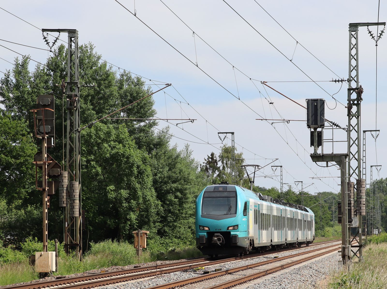 Keolis Eurobahn Stadler FLIRT 3 Triebzug ET 4.08 Devesstra�e, Salzbergen 03-06-2022.

Keolis Eurobahn Stadler FLIRT 3 treinstel ET 4.08 Devesstra�e, Salzbergen 03-06-2022.


