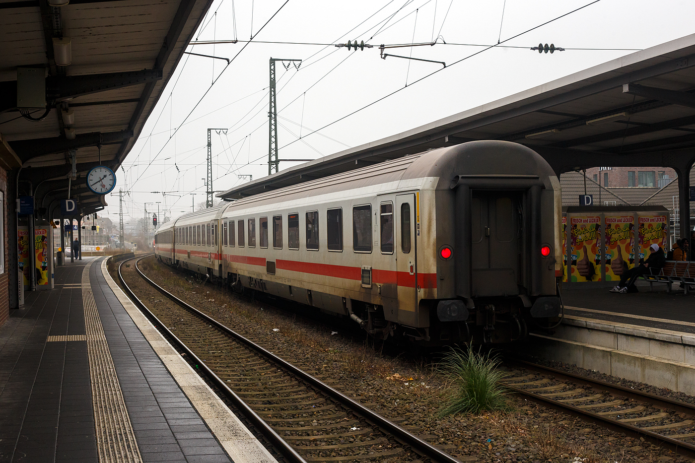 Klimatisierter modernisierte 1te Klasse InterCity-Abteilwagen (Reisezugwagen der Eurofima-Bauart, D-DB 61 80 19-91 738-3, der Gattung Avmmz 106.5, der DB Fernverkehr AG, eingereiht im Zugverband (Zugschluss) als Wagen Nr. 32 in den IC 146 (Berlin – Amsterdam), am 21 Januar 2025 im Bahnhof Rheine.

Der Wagen ist aus einer Nachfolgeserie der Eurofima-Wagen, er wurde 1977 von LHB - Linke-Hofmann-Busch in Salzgitter-Watenstedt gebaut und als 61 80 19-70 538-2 Avmz 207 an die Deutsche Bundesbahn (DB) ausgeliefert, zuletzt wurde er 2015/16 modernisiert. Der Wagen ist für eine Höchstgeschwindigkeit von 200 km/h (RIC) zugelassen.

TECHNISCHE DATEN:
Spurweite: 1.435 mm (Normalspur)
Länge über Puffer: 26.400 mm
Wagenkastenlänge: 26.100 mm
Wagenkastenbreite: 2.825 mm
Höhe über Schienenoberkante: 4.050 mm
Drehzapfenabstand: 19.000 mm
Achsstand im Drehgestell: 2.500 mm
Drehgestellbauart: Fiat Y 0270 S
Leergewicht: 45 t
Höchstgeschwindigkeit: 200 km/h
Sitzplätze: 54 (in der 1. Klasse)
Abteile: 9 Abteile á 6 Plätze
Toiletten: 2, geschlossenes System
Bremse: KE-GPR-Mg (D) [ep] [NBÜ]