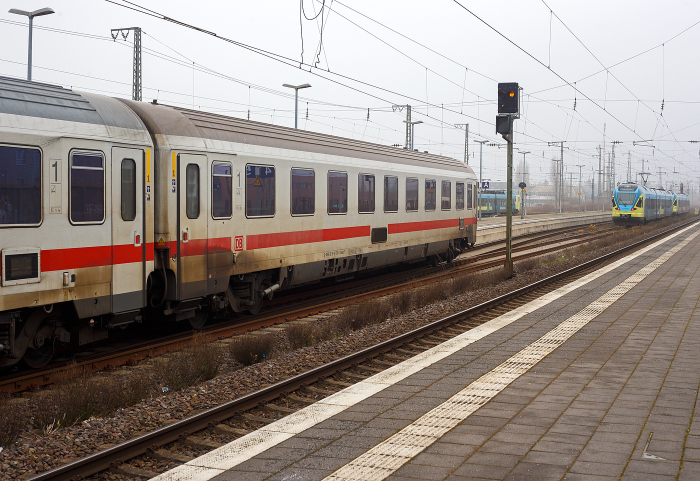 Klimatisierter modernisierte 1te Klasse InterCity-Abteilwagen (Reisezugwagen der Eurofima-Bauart, D-DB 61 80 19-91 738-3, der Gattung Avmmz 106.5, der DB Fernverkehr AG, eingereiht im Zugverband (Zugschluss) als Wagen Nr. 32 in den IC 146 (Berlin – Amsterdam), am 21 Januar 2025 im Bahnhof Rheine.

Der Wagen ist aus einer Nachfolgeserie der Eurofima-Wagen, er wurde 1977 von LHB - Linke-Hofmann-Busch in Salzgitter-Watenstedt gebaut und als 61 80 19-70 538-2 Avmz 207 an die Deutsche Bundesbahn (DB) ausgeliefert, zuletzt wurde er 2015/16 modernisiert. Der Wagen ist für eine Höchstgeschwindigkeit von 200 km/h (RIC) zugelassen.

TECHNISCHE DATEN:
Spurweite: 1.435 mm (Normalspur)
Länge über Puffer: 26.400 mm
Wagenkastenlänge: 26.100 mm
Wagenkastenbreite: 2.825 mm
Höhe über Schienenoberkante: 4.050 mm
Drehzapfenabstand: 19.000 mm
Achsstand im Drehgestell: 2.500 mm
Drehgestellbauart: Fiat Y 0270 S
Leergewicht: 45 t
Höchstgeschwindigkeit: 200 km/h
Sitzplätze: 54 (in der 1. Klasse)
Abteile: 9 Abteile á 6 Plätze
Toiletten: 2, geschlossenes System
Bremse: KE-GPR-Mg (D) [ep] [NBÜ]