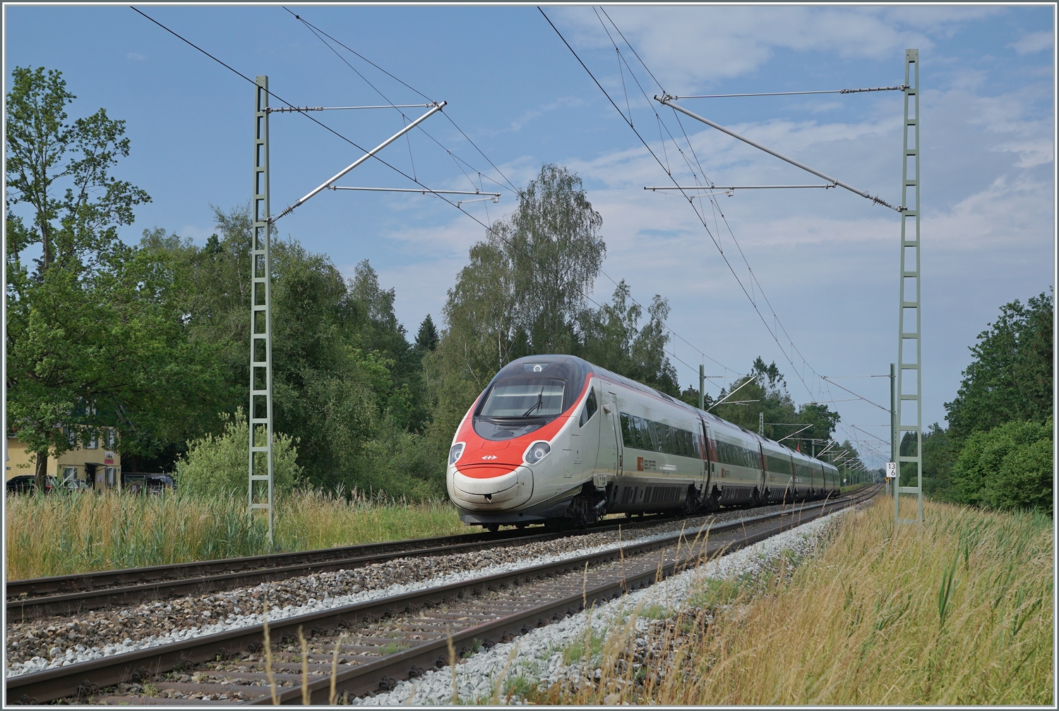 Kurz vor Hergatz ist ein SBB RABe 503 als EC 97 von Zürich nach München unterwegs. 

19. Juni 2023