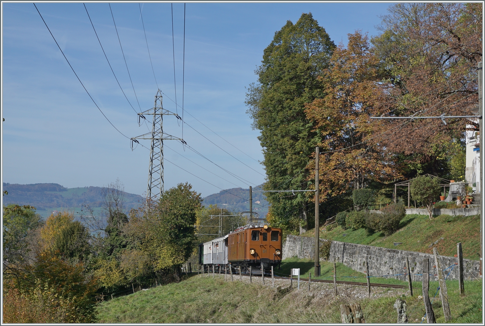  La DER de la Saison!  (Saisonabschlussfeier der Blonay-Chamby Bahn 2022) - Die Bernina Bahn RhB Ge 4/4 81 der Blonay-Chamby Bahn ist mite einem Reisezug kurz vor Chaulin auf dem Weg nach Chamby. 

30. Okt. 2022