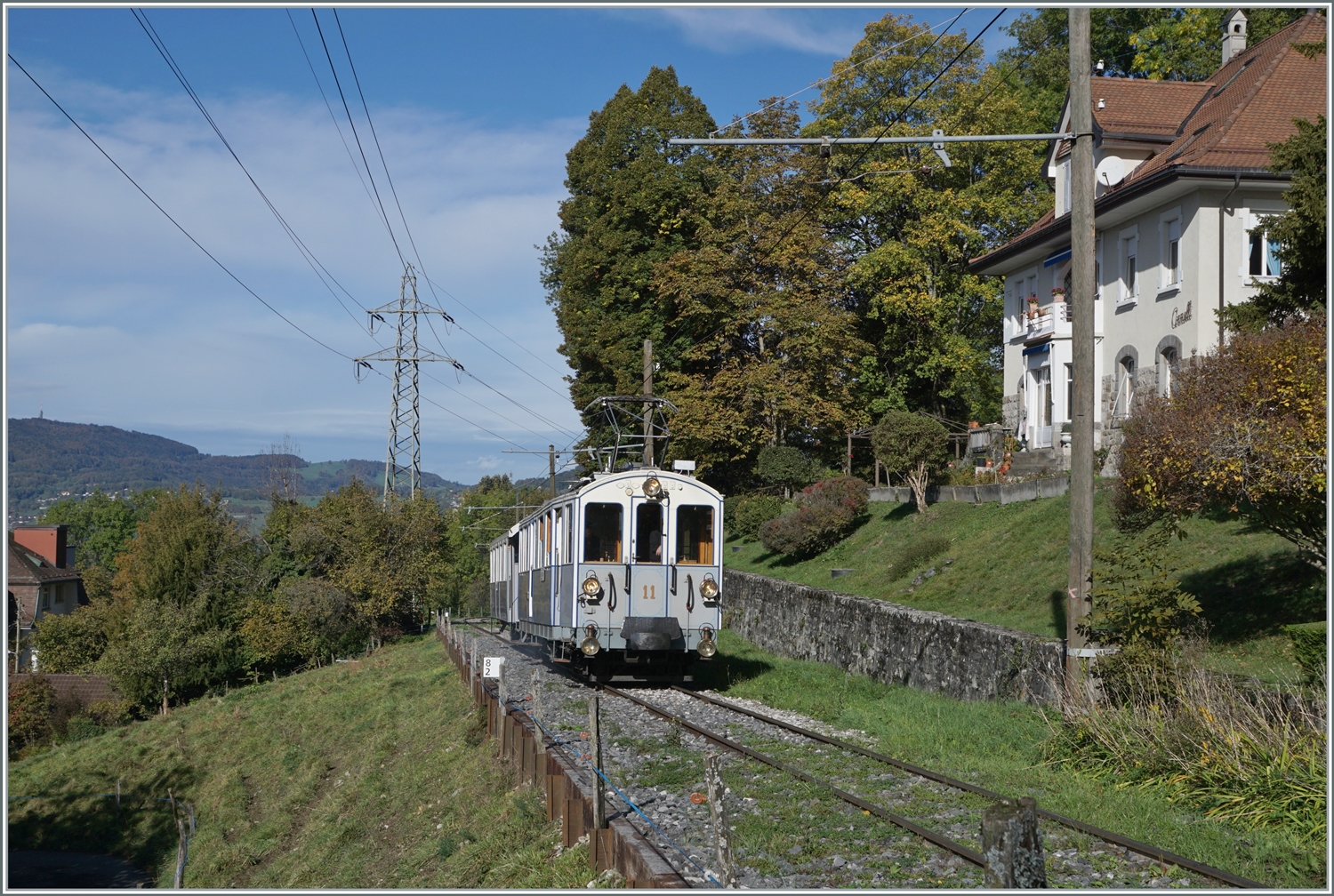  La DER de la Saison 2023  - Der MOB BCFe 4/4 N° 11 von 1905 ist vor Chaulin auf der Fahrt von Blonay nach Chamby.

28. Oktober 2023