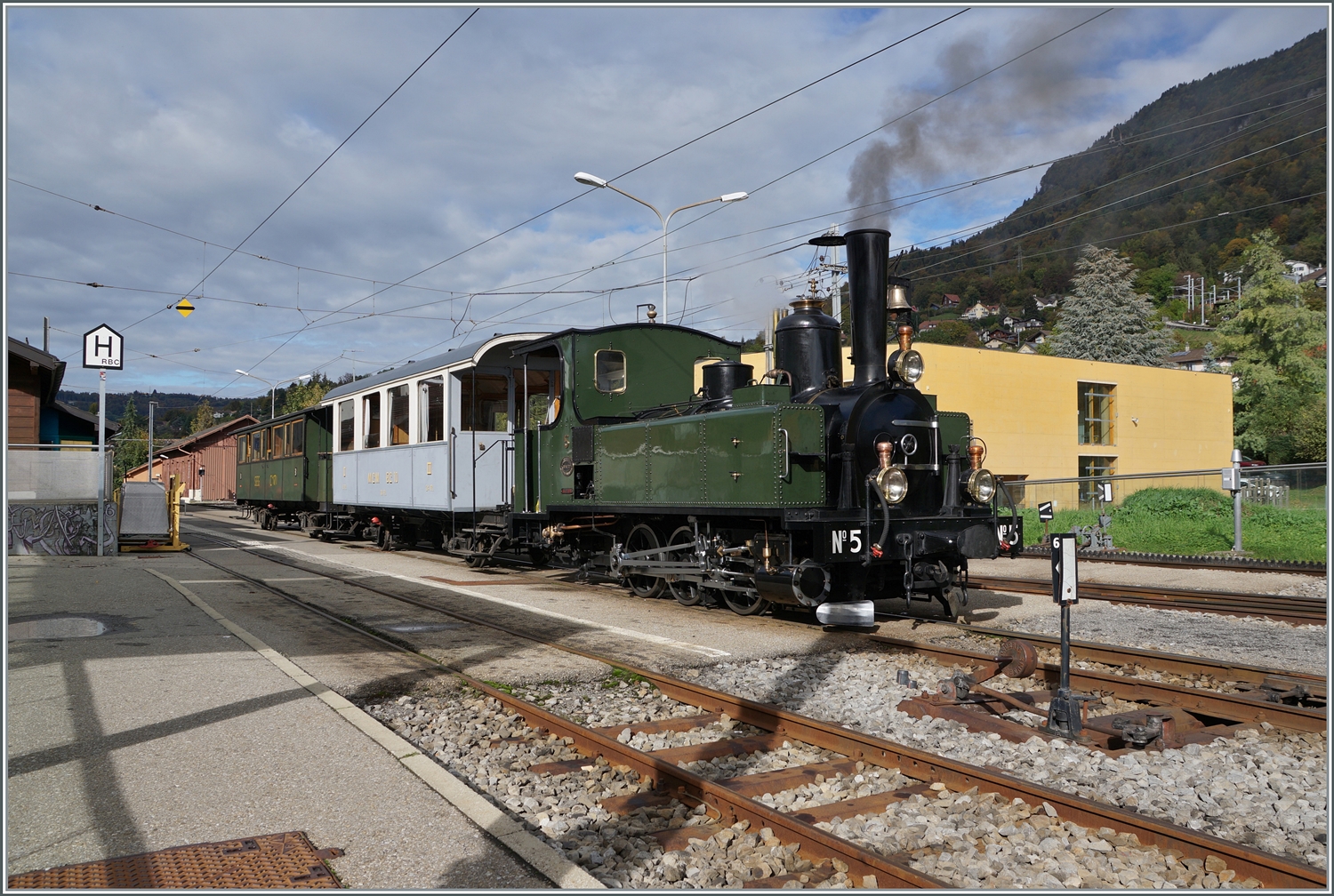 La DER de la Saison! Saisonabschlussfeier der Blonay-Chamby Bahn 2023: Die G 3/3 N° 5 stet mit einem passenden Zug in Blonay und wartet auf die baldige Abfahrt.

28. Oktober 2023