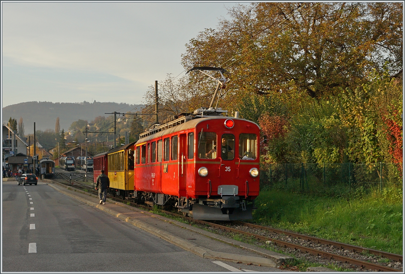 La DER de la Saison / Das Saison Ende der Blonay Chamby Bahn 2024 - Seit einigen Jahren zeigt die Blonay Chamby Bahn zu Saison Ende mit einem etwas verdichteten Fahrplan noch einmal ihrer herrlichen Fahrzeuge im Einsatz. Der RhB Bernina ABe 4/4 35 verlässt Blonay mit dem Riviera Belle Epoque. Der Zug ist auf der Fahrt von Vevey nach Chaulin.

27. Okt. 2024