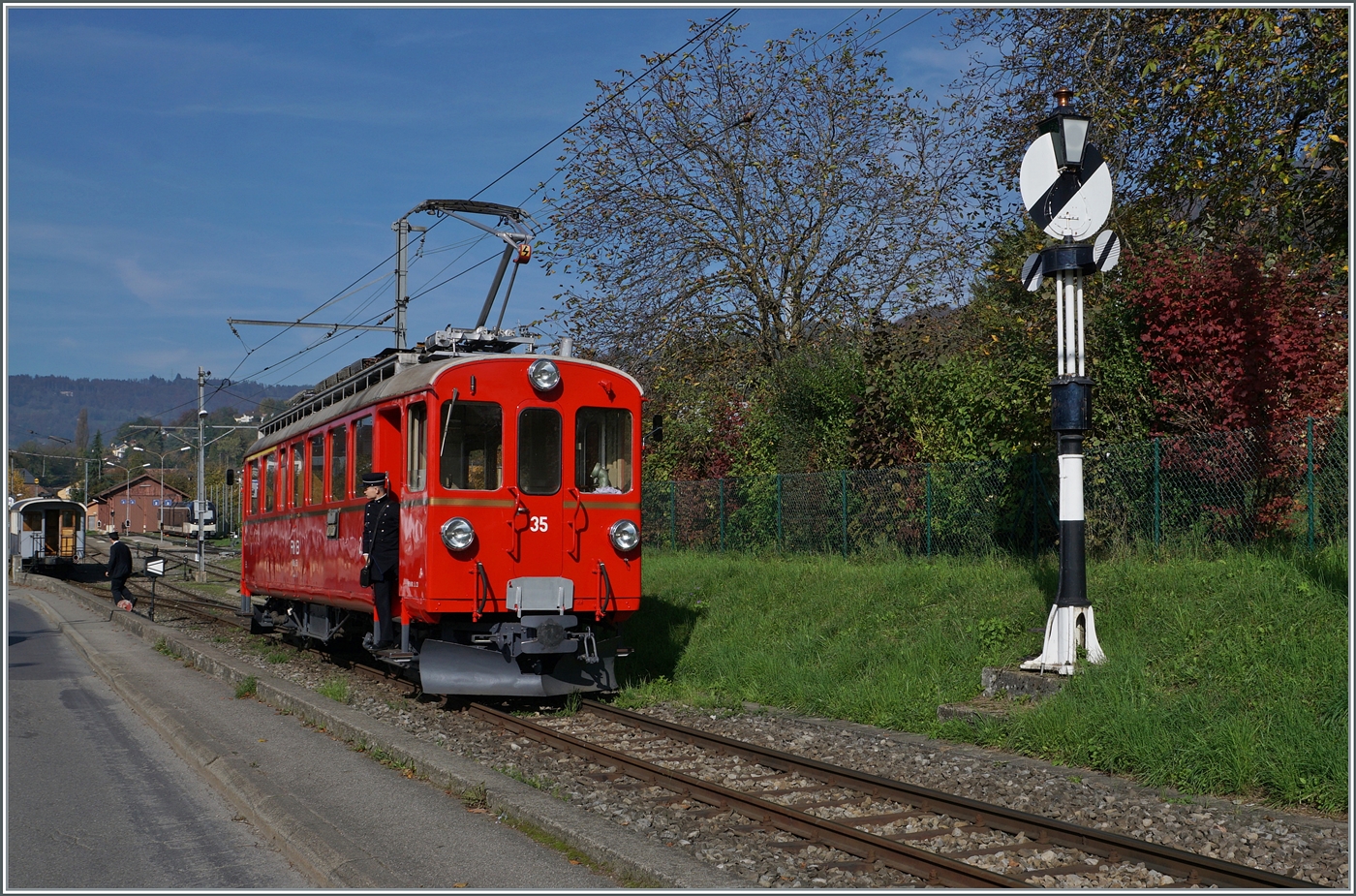 La DER de la Saison / Das Saison Ende der Blonay Chamby Bahn 2024 - Seit einigen Jahren zeigt die Blonay Chamby Bahn zu Saison Ende mit einem etwas verdichteten Fahrplan noch einmal ihrer herrlichen Fahrzeuge im Einsatz. Der RhB Bernina Bahn ABe 4/4 N° 35 rangiert in Blonay. 

27. Oktober 2024