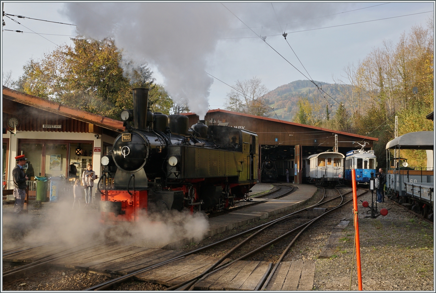 La DER de la Saison / Das Saison Ende der Blonay Chamby Bahn 2024 - Seit einigen Jahren zeigt die Blonay Chamby Bahn zum Saison Ende mit einem verdichteten Fahrplan noch einmal ihre herrlichen Fahrzeuge im Einsatz: Herrlich dampft die SEG G 2x 2/2 105 der Blonay Chamby Bahn im Museumsbahnhof Chaulin. 

27. OKt. 2024