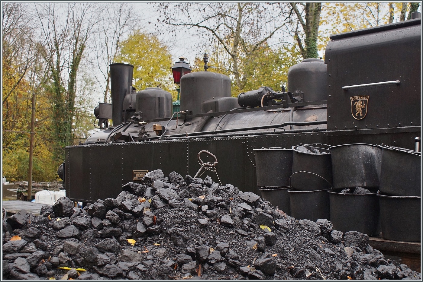 La DER de la Saison / Das Saison Ende der Blonay Chamby Bahn 2025 - Bei den feuchten Gleisen, ist für die Traktion der Dampfzüge die SEG G 2x 2/2 105 der Blonay Chamby Bahn sicher eine gute Wahl. Schon Stunden vor der Abfahrt wird die Lok für die Nachmittagszüge vorbereitet. 

25. Oktober 2025