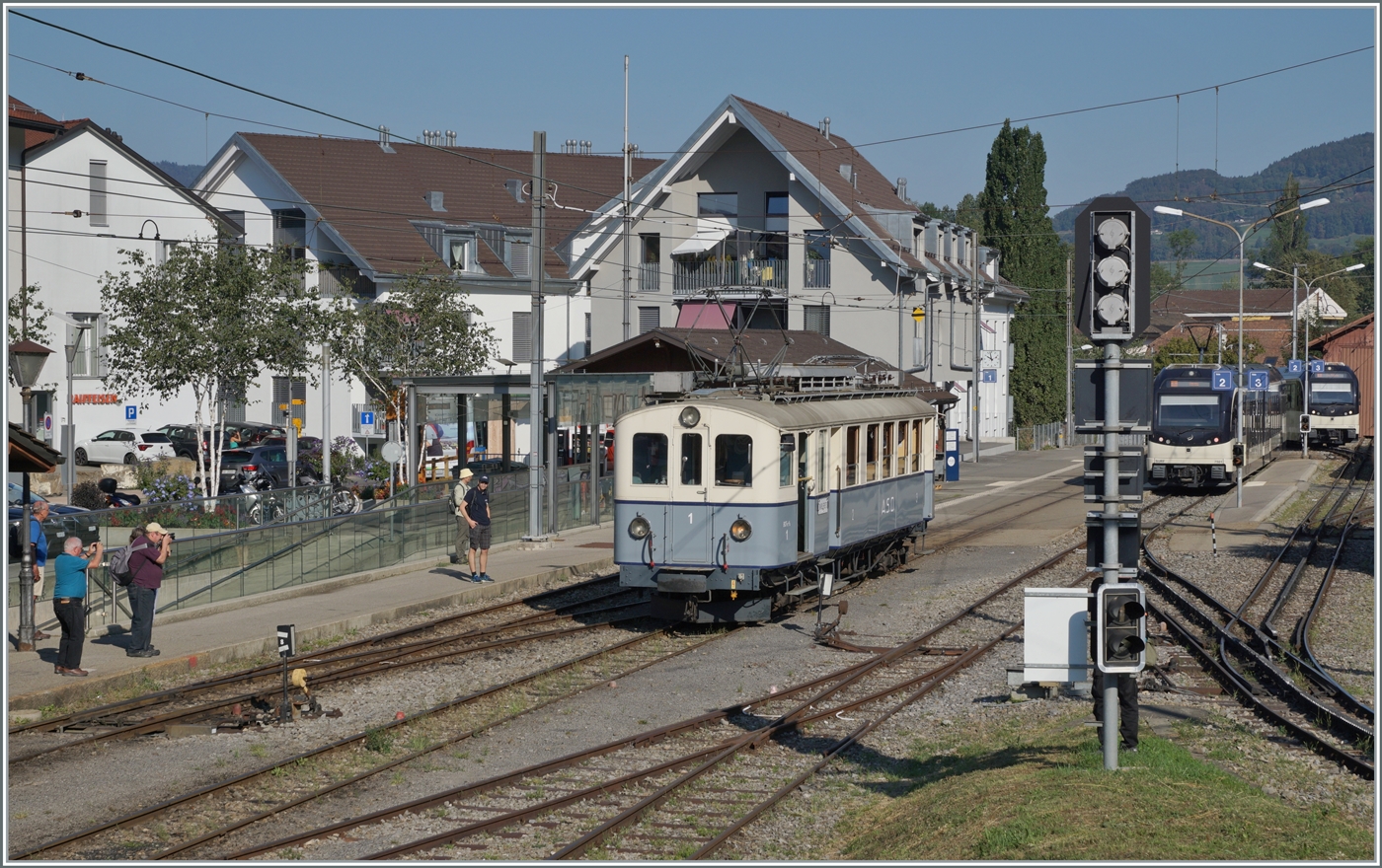  Le Chablais en fête  bei der Blonay Chamby Bahn. Die Eröffnung des ersten Teilstückes der Bex - Villars vor 125 Jahren, sowie die vor 80 Jahren erfolgte Fusion einiger Strecken im Chablais war der Anlass  zum diesjährigen Herbstfestivals  Le Chablais en fête. Als besondere Attraktion zeigt sich der ASD BCFe 4/4 N° 1  TransOrmonan  der TPC mit seinem B 35 als Gastfahrzeug. Das Bild zeigt den 1913 gebauten und 1940 umgebauten BCFe 4/4 N° 1 beim Rangieren in Blonay. 

9. September 2023