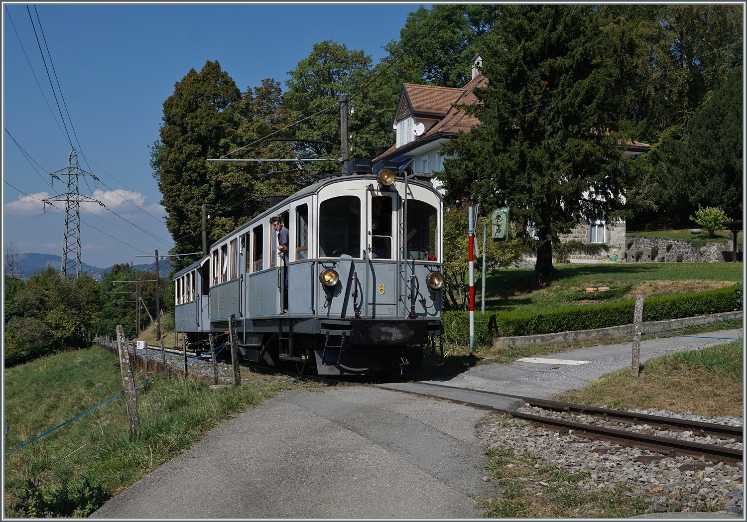  Le Chablais en fête  bei der Blonay Chamby Bahn. Der MCM Triebwagen BCFeh 4/4 N° 6 (Baujahr 1909 SLM/SIG/EGA) der Blonay passt besten zum Thema und fährt bei Chaulin mi einem passenden Reisezugwagen in Richtung Chamby

9. September 2023