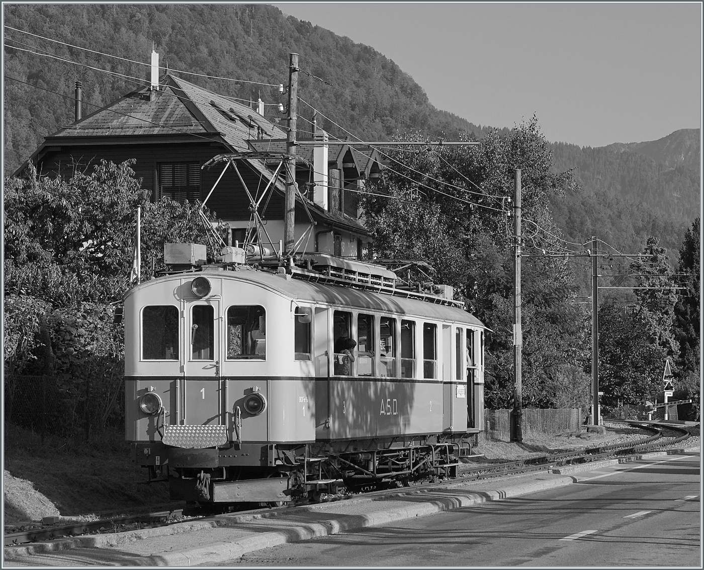  Le Chablais en fête  bei der Blonay Chamby Bahn. Die Eröffnung des ersten Teilstückes der Bex - Villars Bahn vor 125 Jahren, sowie die vor 80 Jahren erfolgte Fusion einiger Strecken im Chablais waren der Anlass zum diesjährigen Herbstfestivals  Le Chablais en fête. Als besondere Attraktion verkehrte der ASD BCFe 4/4 N° 1  TransOrmonan  der TPC mit seinem B 35 als Gastfahrzeug auf der Blonay-Chamby Bahn. Das Bildzeigt den ASD BCFe 4/4 N° 1 nach der Abfahrt in Blonay auf dem Weg nach Chaulin, wobei ich hier nicht nur S/W wählte, sondern das Bild auch so zuschnitt, dass möglichst alles  moderne  nicht zu sehen ist.

10. September 2023 