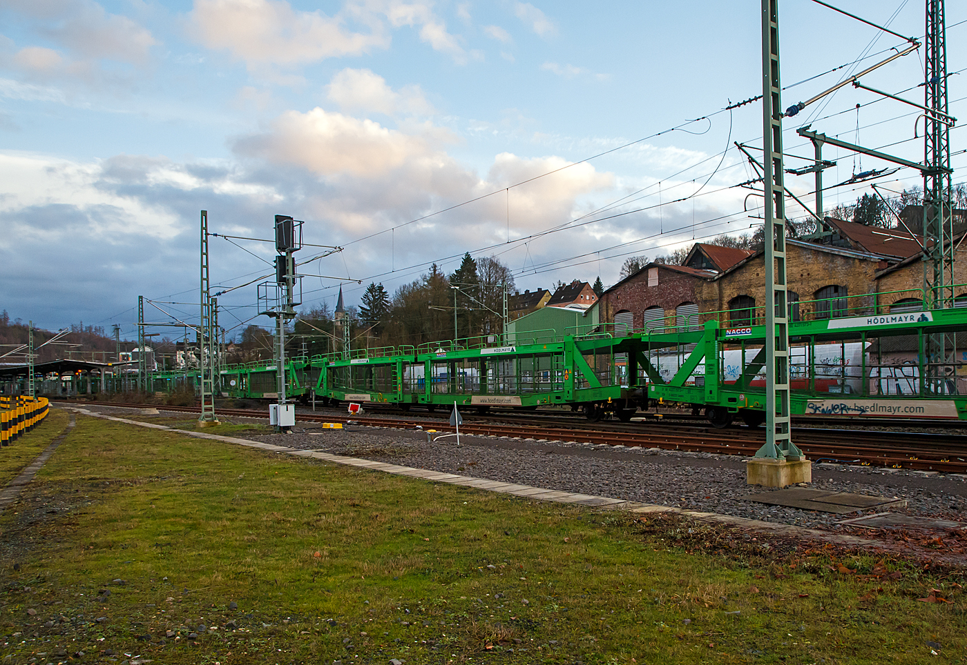 Leerer offener vierachsiger Doppelstock- Autotransportwaggon 27 80 4371 573-1 D-NACCO, der Gattung Laaers 560.1 (BA 5.854), noch registriert unter NACCO AG (gehren nun der TWA- TRANSWAGGON) am 11.01.2022 im Zugverband bei einer Zugdurchfahrt in Betzdorf (Sieg).

TECHNISCHE DATEN:
Gattung: Laaers 560.1 (BA 5.854),
Hersteller: ELH Waggonbau Niesky GmbH, Baujahr 2017
Spurweite: 1.435 mm
Anzahl der Achsen: 4
Lnge ber Puffer : 31.000 mm
Achsabstnde: 10.000 mm / 5.160 mm / 10.000 mm
Laufraddurchmesser (neu): 840 mm (auen) / 730 mm (mittleren)
Ladelnge : 30.070 mm (unten) / 30.550 mm (oben)
Hchstgeschwindigkeit: 100 km/h (120 km/h leer)
Eigengewicht: 30.000 kg
Nutzlast: 32 t bei Streckenklasse  A, 34,0 t ab B (max. 18 t pro Ebene)
Kleinster befahrb. Gleisbogenhalbmesser: 75 m
Bremse: KE-GP-A
Verwendungsfhigkeit: TEN-GE