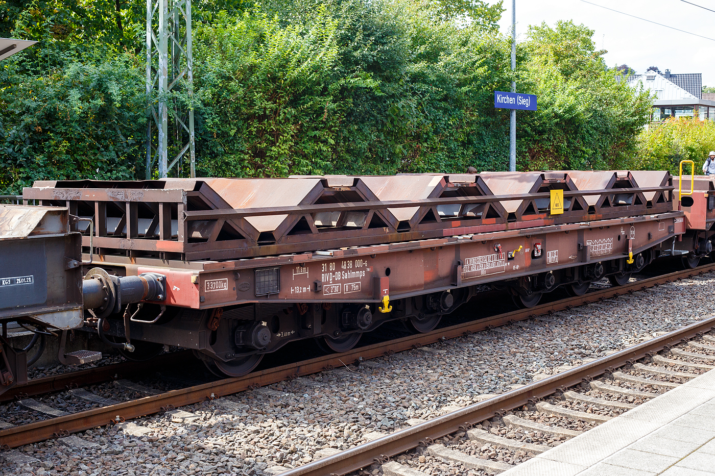 Leerer sechsachsiger Drehgestellflachwagen, mit Lademulden für Coiltransporte, 31 80 4838 000-6 D-DB, der Gattung Sahlmmps 706.1, der DB Cargo AG, bei einer Zugdurchfahrt am 24.07.2024 in Kirchen (Sieg).

Auf den eigentlichen Drehgestell-Flachwagen ist ein Ladegestell aufgesetzt, im dem sich 5 Lademulden für Coils befinden. So dient der Wagen hauptsächlich zur Beförderung warm gewalzter, ungebeizter Blechrollen (Coils) mit einem Außendurchmesser von 700 bis 2 200 mm. Die Muldenlänge (Ladebreite) von 2.500 mm kann auch durch Einlegen von mehr als einer Blechrolle ausgenutzt werden. Die Konstruktion des Ladegestells erlaubt die Verladung von bis zu 600° C heißen Blechcoils am Umfang (Aufliegeseite). Befördert werden darf das beladene Fahrzeug jedoch erst, wenn die Temperatur an der Außenhaut der Blechrollen 100° C erreicht hat.

Das etwa 6 t schwere Ladegestell ist abnehmbar. Es ist in vier Buchsen im Wagenboden durch Zapfen festgelegt. Ohne Ladegestell entspricht der Wagen in vollem Umfang dem Salmmnps 706 und kann so für andere Güter verwendet werden.

TECHNISCHE DATEN:
Erstes Baujahr: 1991
Spurweite: 1.435 mm (Normalspur)
Anzahl der Achsen: 6 in zwei Drehgestellen
Länge über Puffer: 13.200 mm
Drehzapfenabstand: 6.200 mm
Achsabstand im Drehgestell: 3.400 (2 × 1.700) mm
Abstand der äußeren Radsätze: 9.600 mm
Ladelänge: 11.800 mm
Ladebreite in den Mulden: 2.500 mm
max Coil-Ø: 2.200 mm
Höchstgeschwindigkeit: 100 km/h (Lastgrenze S) /120 km/h (leer)
Maximales Ladegewicht: 71,0 t (ab Streckenklasse D4), auf DB auch CE 71,5 t
Max. Tragfähigkeit: 101 t (ohne Ladegestell 107 t)
Eigengewicht: 33.700 kg
Achslast: 20 t
Kleinster bef. Gleisbogenradius: 75 m
Bauart der Bremse: KE-GP (LL)
Bremssohle: IP 116
Feststellbremse: ohne Feststellbremse
Intern. Verwendungsfähigkeit: RIV
