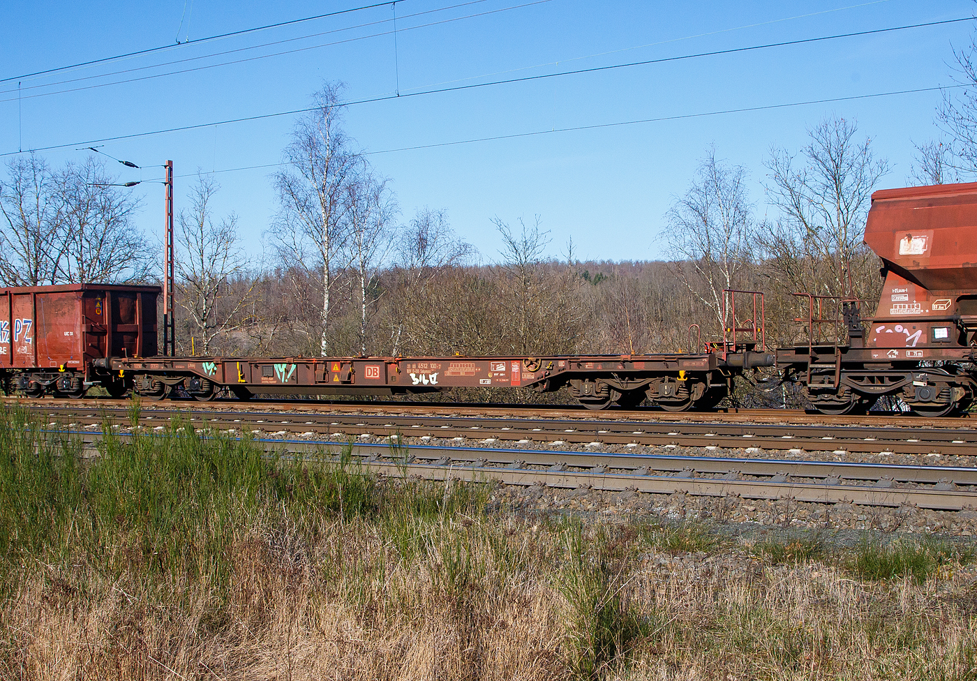 Leerer vierachsiger Drehgestell-Taschenwagen für den Transport von Sattelaufliegern und Container 31 80 4512 100-7 D-DB, der Gattung Sdgmns 743, der DB Cargo AG, am 07.02.2023 im Zugverband bei einer Zugdurchfahrt bei Wilnsdorf-Rudersdorf. 

Dieser Wagen wurden bereits 1990 von der Waggonfabrik Talbot in Aachen gebaut.

1990/91 liefert Talbot 170 Taschenwagen an Kombiwaggon, hauptsächliche für die Beförderung von Sattelaufliegern, die bei der DB als Sdgmns 743 bezeichnet werden. Von den Sdkmss 707 unterscheiden sie sich durch ihre zwei Meter größere Länge und höhere Lastgrenzen. Die Wagen entsprechen weitestgehend dem UIC-Standard-Taschenwagen-Typ 1b (T3), haben jedoch feste statt verstellbare Radmulden und verkürzte Taschen. Die Taschenwagen verfügen zusätzlich für den Wechselbehälter- und Container-Transport über 14, zum Teil in Wagenlängsrichtung verschiebbare und klappbare Aufsetzzapfen. In Anlehnung an das damalige Farbschema der DB erhielten die Wagen eine orientrote Lackierung mit dem lichtgrauen Schriftzug  Kombiwaggon . Ab 1994 werden die Wagen sukzessive nicht mehr als [P]-Wagen geführt, aber weiterhin von Kombiwaggon bewirtschaftet. Der Schriftzug  Kombiwaggon  wird nach der Übernahme an den meisten Wagen übermalt und das DB-Logo angebracht.

TECHNISCHE DATEN:
Spurweite: 1.435 mm
Länge über Puffer: 18.340 mm
Drehzapfenabstand: 13.300 mm
Achsabstand im Drehgestellen: 1.800 mm
Ladelänge: 17.100 mm
Eigengewicht: ca. 20.200 kg 
Max. Zuladung bei Lastgrenze S: 69,0  t (ab Streckenklasse D)
Max. Geschwindigkeit: 100 km/h (beladen) / 120 km/h (leer)
Kleinster befahrbarer Gleisbogen: R 75 m
Bremse: KE-GP-A (LL)
Feststellbremse: Ja 
Intern. Verwendungsfähigkeit: RIV