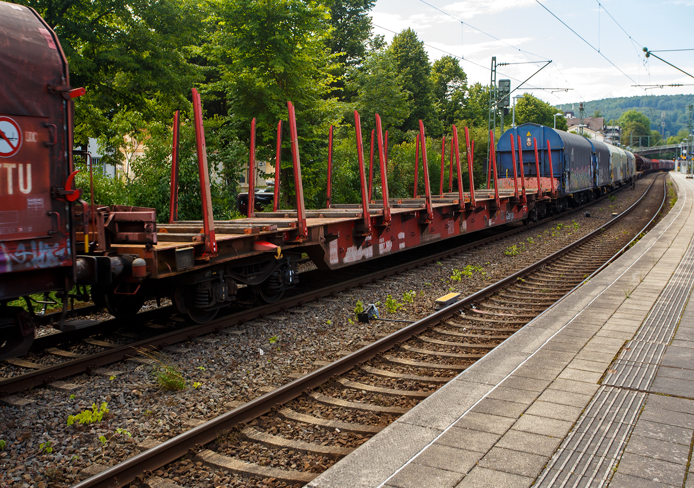 Leerer vierachsiger Drehgestellflachwagen in Regelbauart der DB Cargo AG. 81 80 3507 147-6 D-DB der Gattung Rbns 641, am 24 Juli 2025 im Zugverband bei der Zugdurchfahrt in Kirchen/Sieg.

Der Drehgestellflachwagen, mit Rungen, Ladeschwellen und Stirnwandklappen, jedoch ohne Seitenwandklappen, dient dem Transport von sehr langen Montanerzeugnissen und langen Schnitthölzern. Anders als die Bauart 646.1 besitzt dieser keine 10 Rungenpaare mit Niederbindeeinrichtungen je Längsseite, sondern 12 Drehrungen. Es sind aber am Wagen 10 Niederbindeeinrichtungen (Spannwinden mit Gurt 40 kN Nennbruchkraft) und Bindeösen zur Ladungssicherung vorhanden. Die Bindeösen an den Langträgern sind mit 60 kN und die an den Stirnwandklappen mit 40 kN belastbar. Zum Spannen der Gurte ist für die Spannwinde ein Bedienhebel in Mitte Langträger (Bedienungsseite) abgelegt.

Das geschweißte Untergestell, das aus Stahl der Güte S 355J2G3 (St 52-3) besteht, ist in Wagenmitte im unbelasteten Zustand um 30 mm vorgesprengt und hängt im belasteten Zustand um 25 mm durch. Der Wagenboden zwischen den Ladeschwellen besteht aus 3 mm dickem Riffelblech, der begehbar ist, aber nicht mit der Ladung oder Fahrzeugen belastet werden darf. Nur die in der Mitte nagelbaren Ladeschwellen (16 Stück, 200 mm breit, 100 mm hoch) aus einer Hart-Weich-Holz-Kombination nehmen alle vertikalen Kräfte der Lasten auf.

Für Transportanforderungen, bei denen die Geradheit der Montanerzeugnisse auch nach dem durchgeführten Transport gewährleistet sein muss, können die Verlader bis zu 3 Hilfsladeschwellen zwischen den festen Ladeschwellen auflegen. Die Hilfsladeschwellen dürfen nicht für Einzellasten verwendet werden, müssen sich auf den Obergurten der Langträger abstützen und dürfen das Wagenbodenblech nicht belasten, müssen durch Nutzung der Bohrungen im Obergurt mit Bindedraht gegen seitliches Verrutschen gesichert werden.

Die hochbelastbaren Drehrungen (12 Paare) bestehen aus Spezialstählen und neigen sich im unbelasteten Zustand um ca. 125 mm nach innen. Jede bleibende Verformung der Drehrungen, die durch unsachgemäße Be- und Entladung entsteht, kann nur durch Rungenwechsel behoben werden. Die Stirnwandklappen dienen in senkrechter Stellung der Ladegutsicherung und dürfen in horizontaler Stellung nicht befahren werden. Der Wagen kann mit umgelegten Stirnwandklappen und abgesenkten Stirnwandrungen verkehren (Gleisbögen ≥ 150 m Halbmesser).

TECHNISCHE DATEN 
Gattung: Rbns 641
Länge über Puffer: 26.350 mm
Drehzapfenabstand: 20.050 mm
Achsabstand im Drehgestell: 1.800 mm
Ladelänge: 25.008 mm
Ladebreite: 2.590 mm
Ladefläche: 65,0 m²
Wagenhöhe (Rungenoberkante): 3.350 mm
Wagenbreite: 3.020 mm
Rungenhöhe über OK Ladeschwelle: 2.000 mm
Höhe der Ladeschwellen: 100 mm
Höhe der Ladeschwelle über SOK: 1.350 mm
Höchstgeschwindigkeit: 100 km/h (beladen) 120 km/h (leer)
Max. Ladegewicht: 63,0 t ab Streckenkl. D / DB CM auch 57,0 t / PKP C 52,5 t
Eigengewicht: 26.810 kg
Kleinster bef. Gleisbogenradius: 75 m
Bremse: KE-GP-A (K)
Bremssohle: C810 / Cosid 810 (Komposit-Bremssohle, kurz K-Sohle)
Handbremse: tlw. Fbr
Austauschverfahren: 81 (international durch Sondervereinbarungen mit PKP/51, MAV/55, ÖBB/81, CFL/82, FS/83, NS/84, SBB/85, SNCF/87 und SNCB/88 einsetzbar)
Erstes Lieferjahr/ Baujahr der z. Z. ältesten Wagen: 1997
Bei DB Cargo vorhandene Wagen-Nr.: 81 80 3507 000-7 bis 151-8.