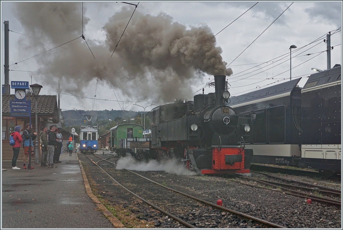 Les chemins de fer disparus - Die verschwundenen Bahnen (Zell - Todtnau 1889 1967) - Die SEG G 2x 2/2 105 der Blonay - Chamby Bahn verlässt mit ihrem Güterzug 10573 Blonay in Richtung Chamby. Da der Zug einige Minuten in Blonay stand und der von einem Tiefdruckgebiet verursachte Wind Westen kam, trübte die gute alte Dampflokromantik den Bahnhof von Blonay regelrecht ein, wie man unschwer erkenn kann.

13. September 2025