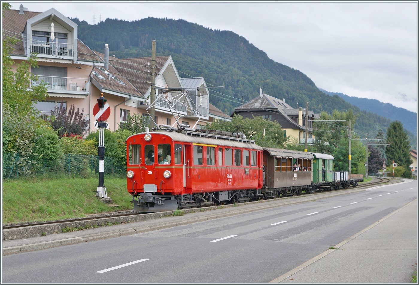 Les chemins de fer disparus - Die verschwundenen Bahnen (RhB Bellinzona -Mesoco 1907 - 2016)  der RhB Bernina Bahn ABe 4/4 I 35 der Blonay Chamby Bahn erreicht mit seinem GmP 3562 beim Ausfahrsignal von Blonay den Bahnhof. 

14. September 2025