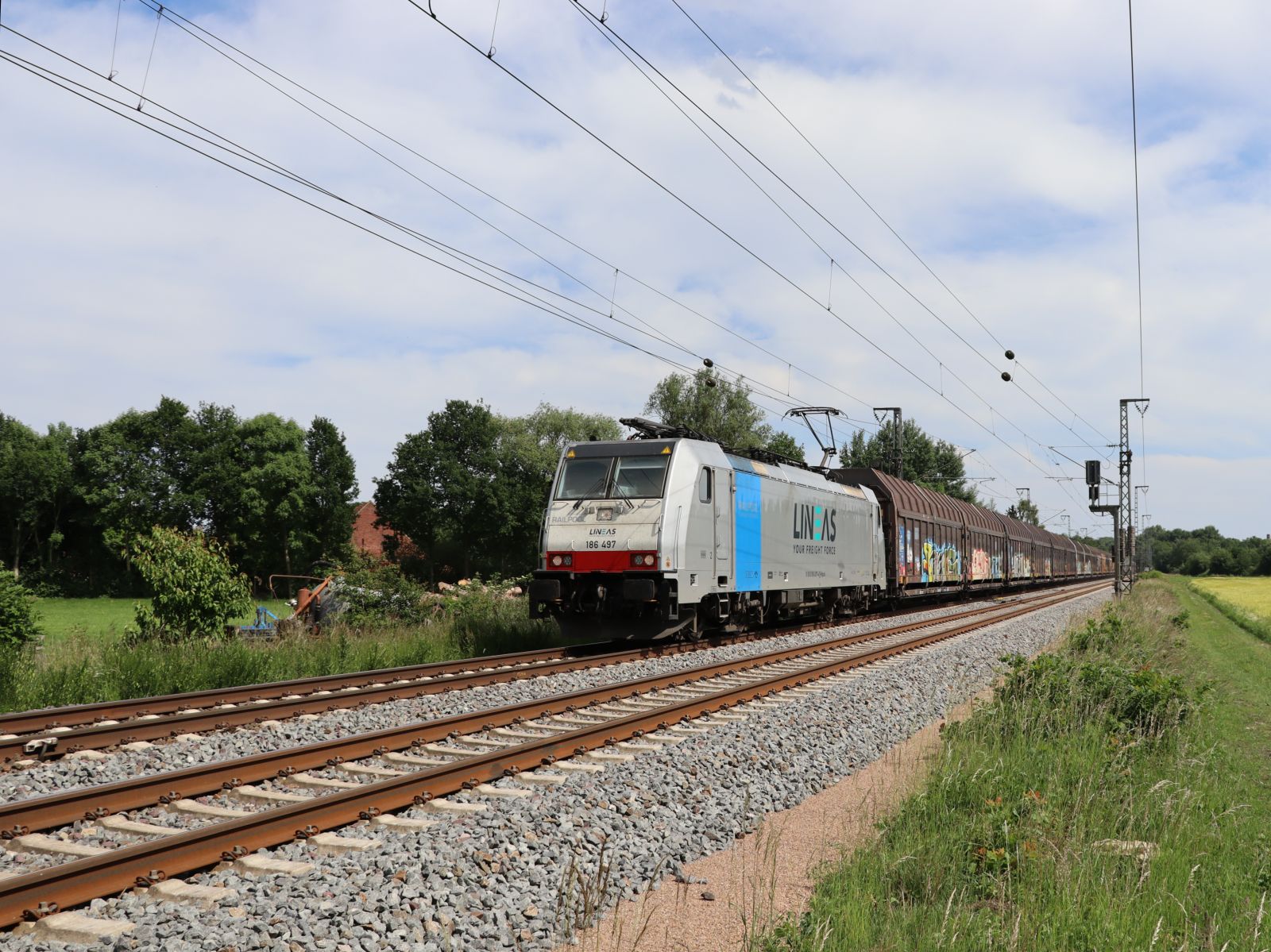 Lineas Lokomotive 186 497-4 (91 80 6186 497-4 D-Rpool) Devesstra�e Salzbergen 03-06-2022.


Lineas locomotief 186 497-4 (91 80 6186 497-4 D-Rpool) Devesstra�e Salzbergen 03-06-2022.