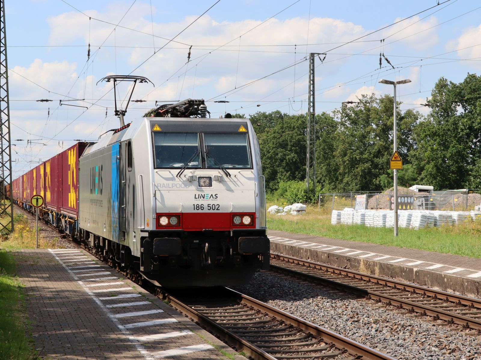 Lineas Lokomotive 186 502-1 (91 80 6186 502-1 D-Rpool) Gleis 1 Bahnhof Empel-Rees 11-07-2024.

Lineas locomotief 186 502-1 (91 80 6186 502-1 D-Rpool) spoor 1 station Empel-Rees 11-07-2024.
