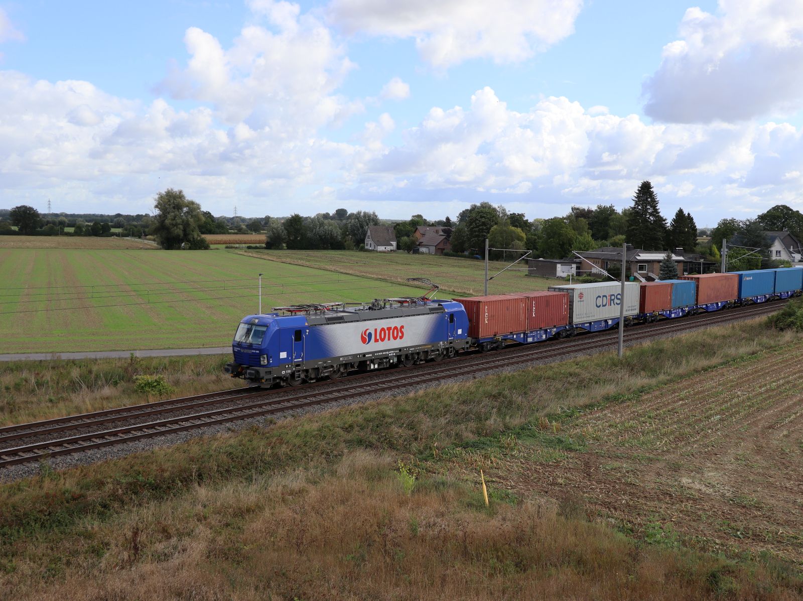 LOTOS Lokomotive 193 005 (91 51 5370 043-9 PL-LOTOS) Baumannstrasse, Praest, Deutschland 16-09-2022.

LOTOS locomotief 193 005 (91 51 5370 043-9 PL-LOTOS) Baumannstrasse, Praest, Duitsland 16-09-2022.