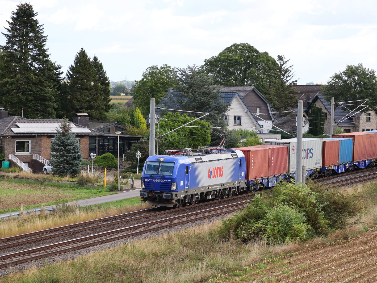 LOTOS Lokomotive 193 005 (91 51 5370 043-9 PL-LOTOS) Baumannstrasse, Praest, Deutschland 16-09-2022.

LOTOS locomotief 193 005 (91 51 5370 043-9 PL-LOTOS) Baumannstrasse, Praest, Duitsland 16-09-2022.