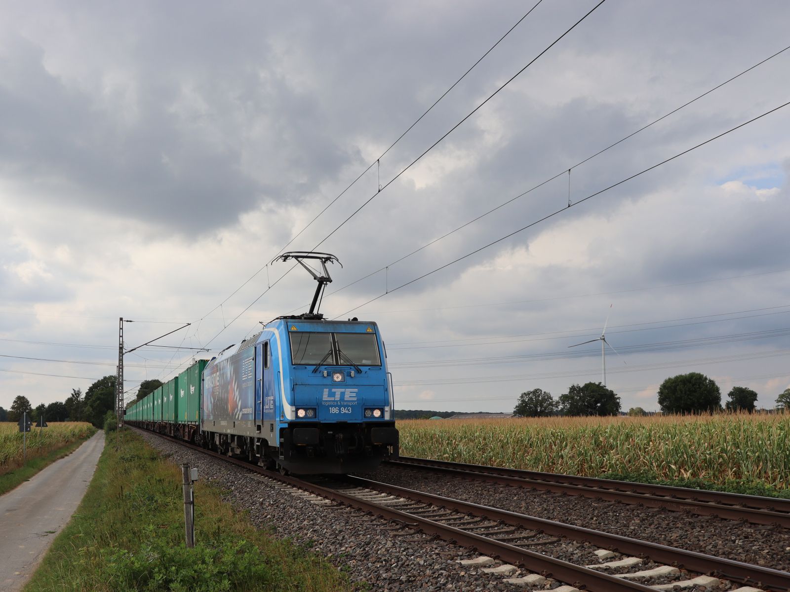 LTE Lokomotive 186 943-7 (91 80 6186 943-7 D-LTE) Wasserstrasse, Hamminkeln 18-08-2022.

LTE locomotief 186 943-7 (91 80 6186 943-7 D-LTE) Wasserstrasse, Hamminkeln 18-08-2022.