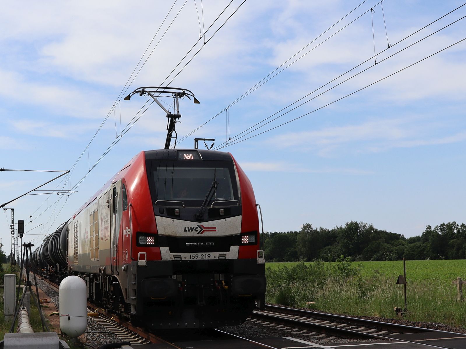 LWC (Lappwaldbahn Cargo GmbH)  Eurodual Lokomotive 159 219-5 (90 80 2159 219-5) Bahn�bergang Devesstra�e, Salzbergen 03-06-2022.

LWC (Lappwaldbahn Cargo GmbH)  Eurodual locomotief 159 219-5 (90 80 2159 219-5) overweg Devesstra�e, Salzbergen 03-06-2022.