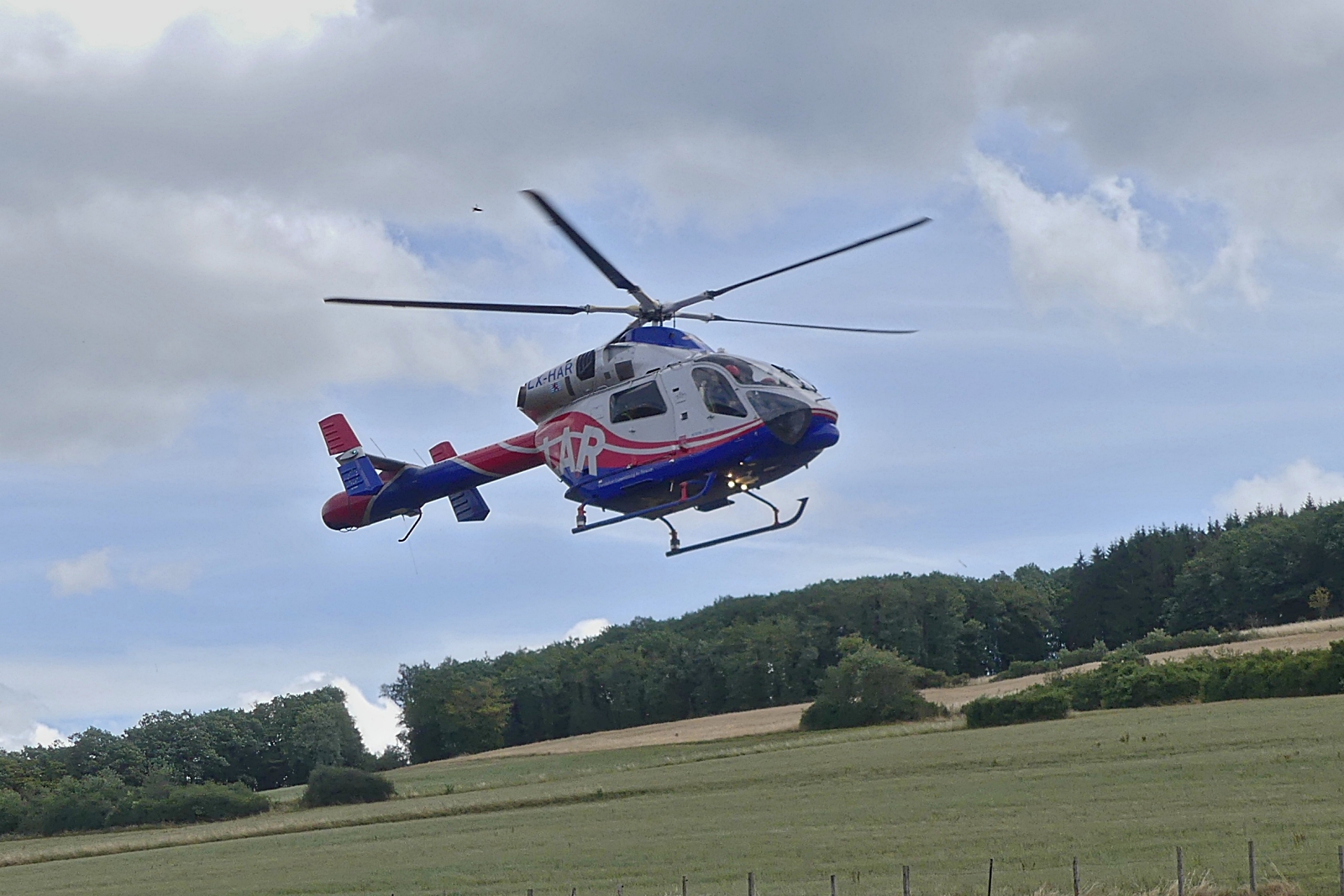 LX-HAR, Hubschrauber der Luxemburgischen Air Rescue bei der Landung auf einer Weide vor unserer Haustür. 12.07.2023