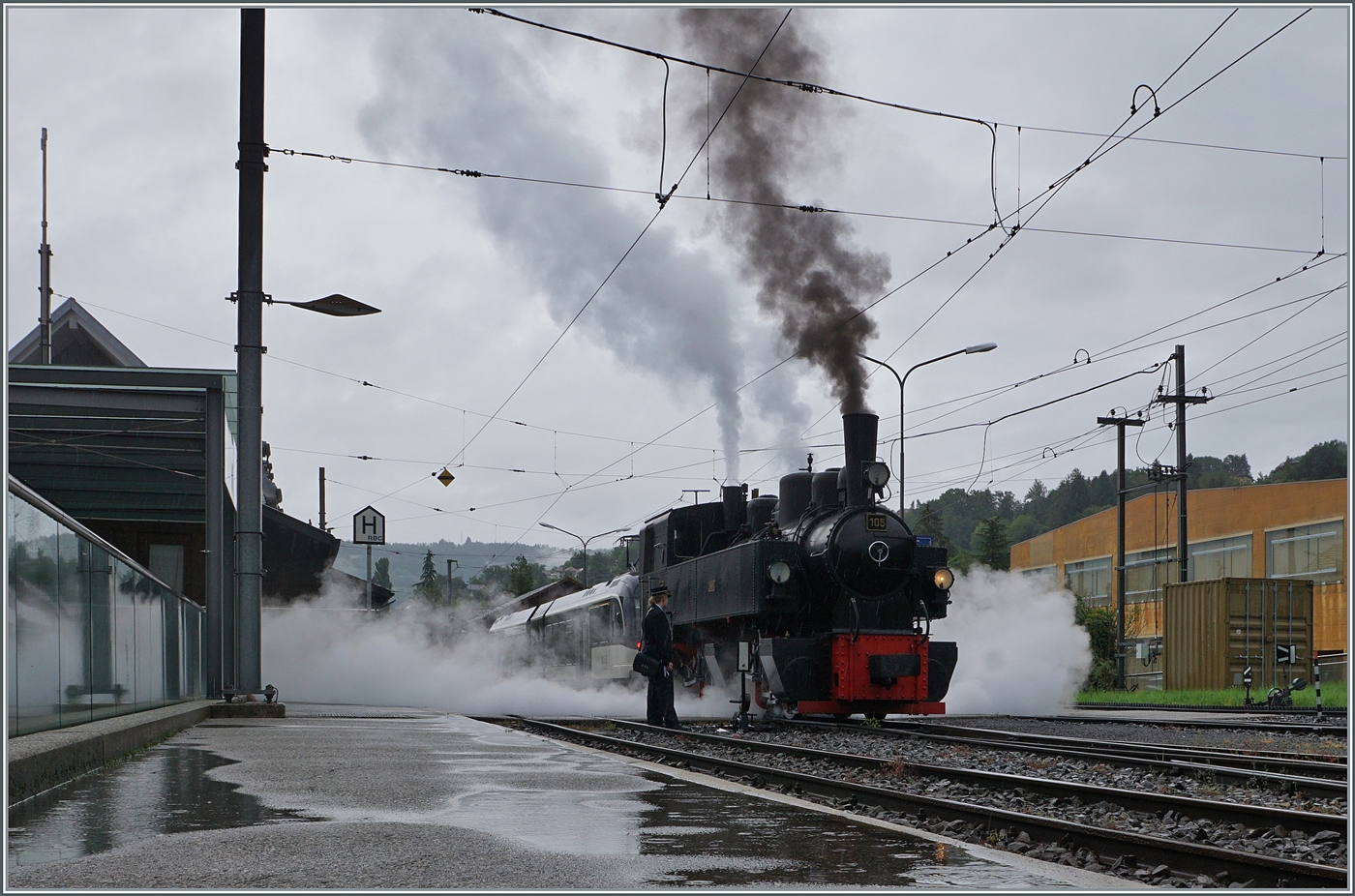 Manchmal braucht es ein  besonderes Wetter , damit sich die Faszination einer Dampflok so richtig entfalten kann: Die SEG G 2x 2/2 105 der Blonay Chamby Bahn rangiert in Blonay.

22. Juni 2024