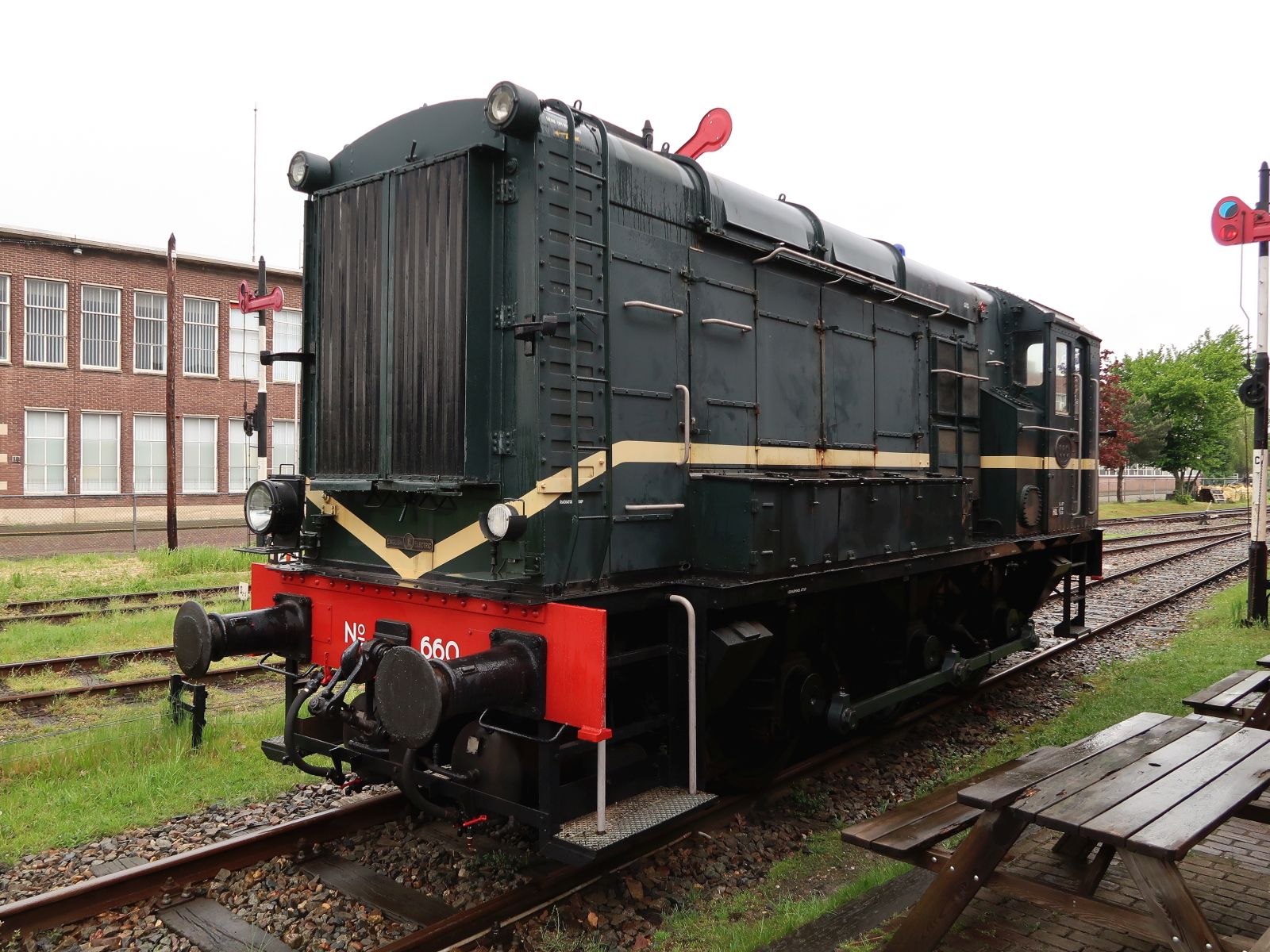 MBS (Museum Buurtspoorweg) Diesellokomotive Nummer 20 ex-NS 660 Baujahr 1956 Bahnhof Haaksbergen 05-05-2024.

MBS (Museum Buurtspoorweg) diesellocomotief nummer 20 ex-NS 660 bouwjaar 1956 station Haaksbergen 05-05-2024.