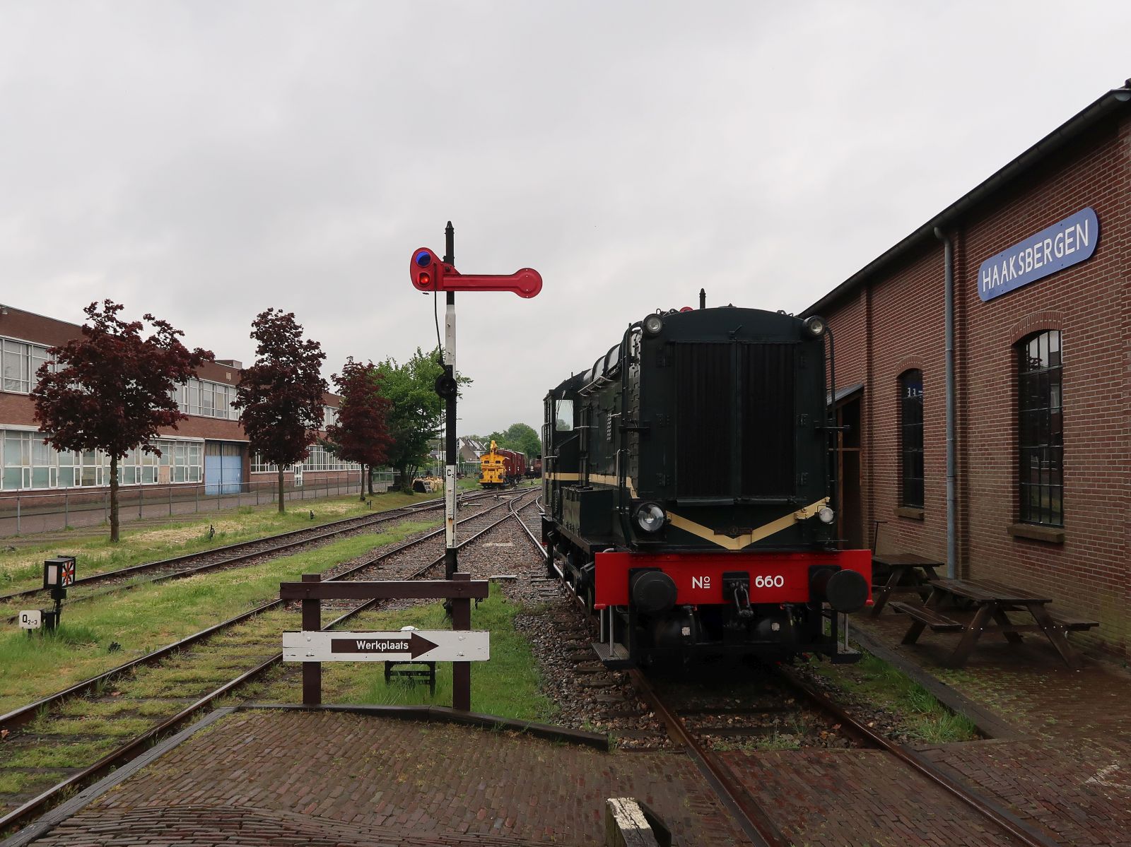 MBS (Museum Buurtspoorweg) Diesellokomotive Nummer 20 ex-NS 660 Baujahr 1956 Bahnhof Haaksbergen 05-05-2024.

MBS (Museum Buurtspoorweg) diesellocomotief nummer 20 ex-NS 660 bouwjaar 1956 station Haaksbergen 05-05-2024.