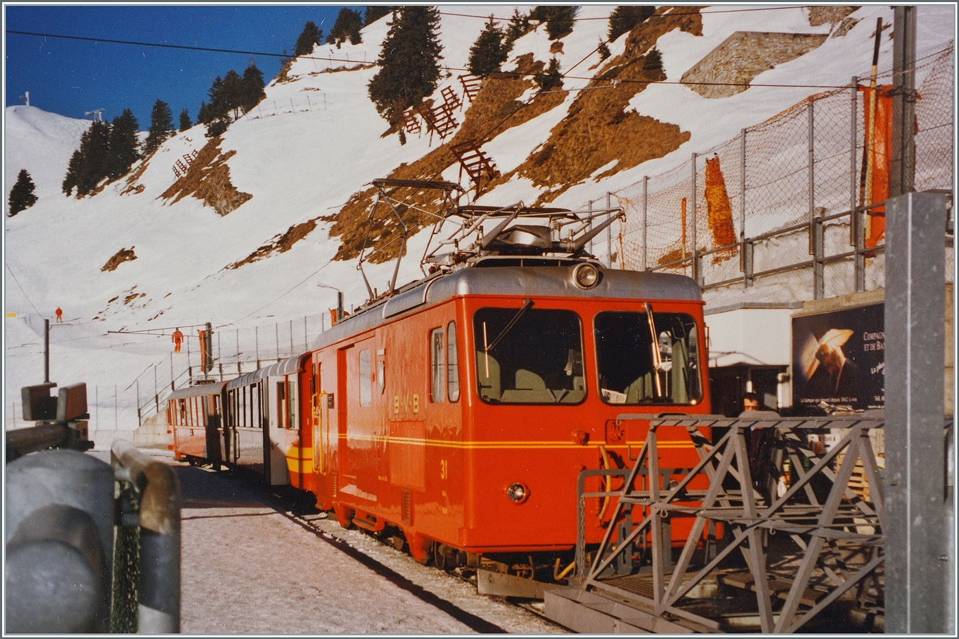 Mein einzigstes Bild eines HGe 4/4 in  alten  BVB Farben: Der HGe 4/4 31 ist mit Reisezug in Col-de-Bretaye angekommen Für das Bild ungünstig war das Führen des Vorstellewagens, welcher teilweise im Vordergrund zu sehen ist. 
Auffallend: damals war die Lok noch mit Scherenstromabnehmer ausgerüstet. 

Analogbild vom Jan. 1997