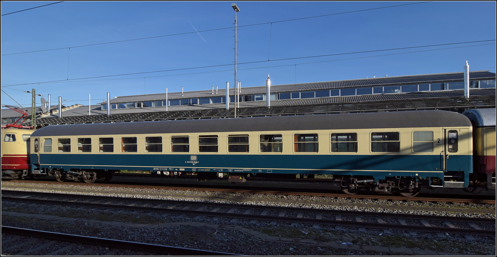 Mein erstes Konstanzer Date mit einer Blondine und ihrem Anhang.

Wagen 1 ist ein Bm 235, 51 80 22-90 639-1. Als gewöhnlicher Zweitklassabteilwagen ist der Wagen der Aussenseiter im Zugverband, der sonst ein reiner TEE-Zug ist. Seit Beginn der IC-Ära wurden einfach diese Wagen in 200 km/h-ertüchtiger Version in die Zugverbände integriert. Damit wurde auch das Ende der Luxuszüge eingeläutet. Nachdem die Züge der CIWL bereits von den Staatsbahnen übernommen worden waren, musste eben auch die Staatsbahnen ihre langen Zugläufe durch ein Angebot der 2. Klasse besser auslasten. November 2025.