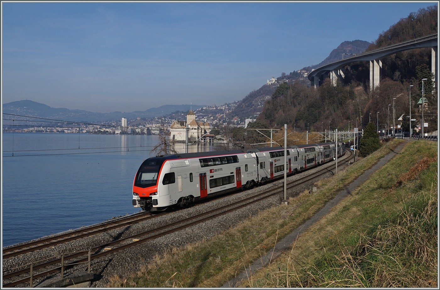 Mit dem Fahrplanwechsel haben SBB RABe 512 die (meisten) SBB RABe 511 auf der RE 33 Strecke Annemasse - Martigny abgelöst. 2031 sollen diese ihrerseits von den neuen Siemens Doppelstockzügen schon wieder verdrängt werden. Das Bild zeigt den RE 33 18418 auf der Fahrt von St-Maurice nach Annemasse kurz nach Villeneuve vor der Kulisse des Château de Chillon. 

1. Januar 2026