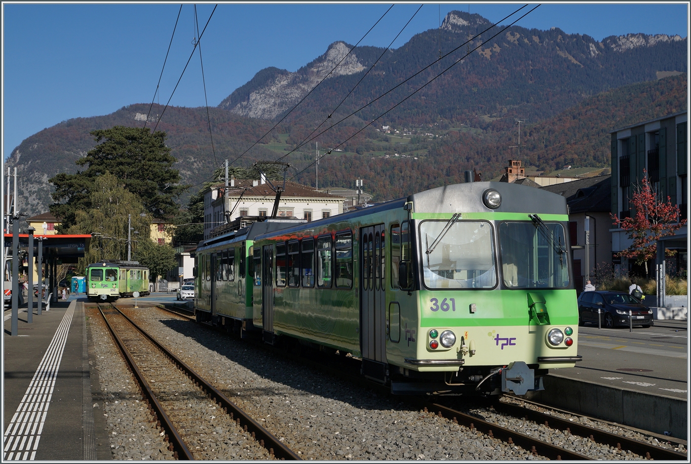 Mit dem Steuerwagen Bt 352 an der Spitzte erreicht ein A-L Zug von Leysin kommend den Bahnhof von Aigle, während rechts im Bild bereits ein weiterer Zug abgestellt ist.

2. Nov. 2024